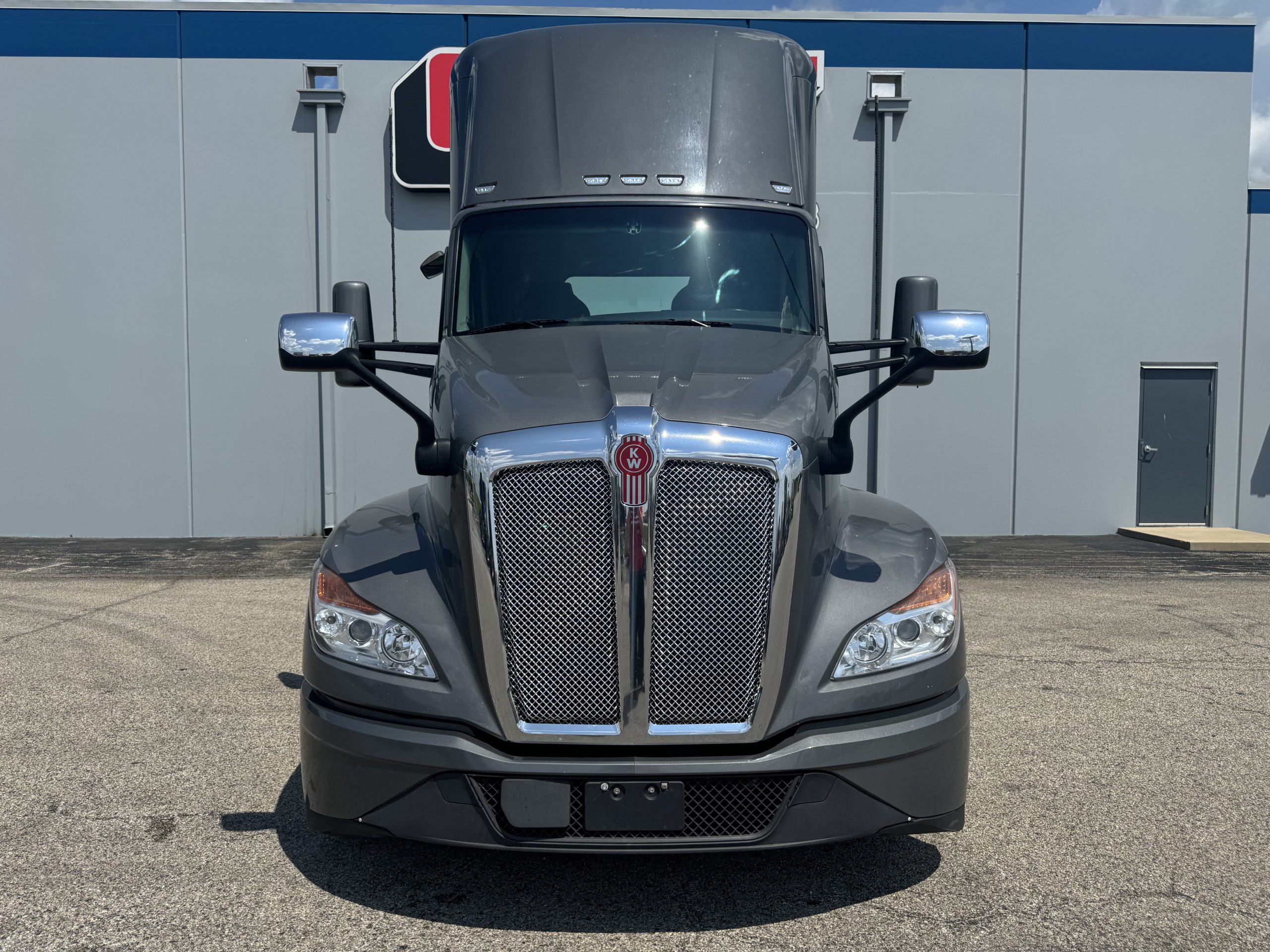 2024 Kenworth T680 in Champaign, IL — photo 2