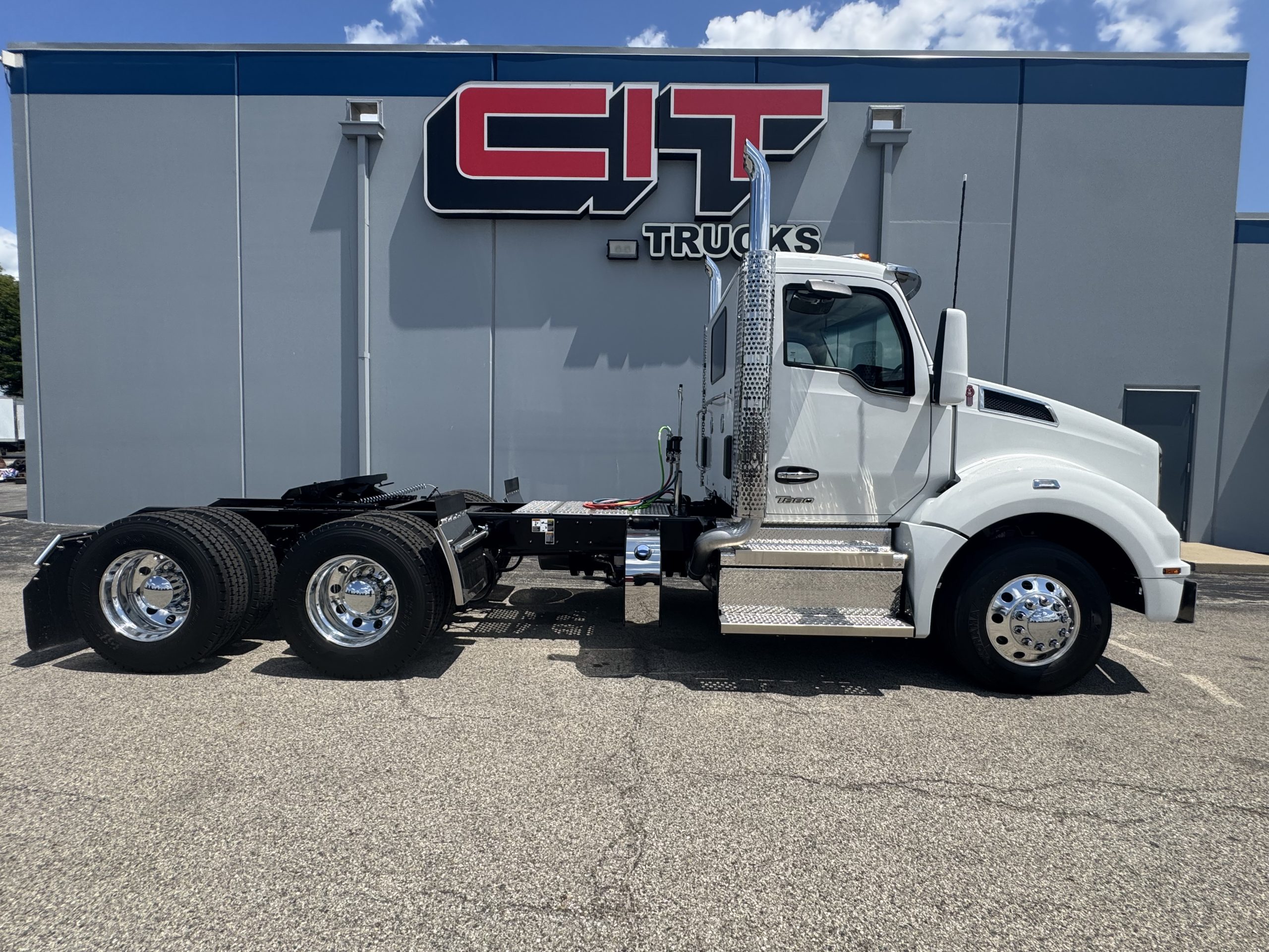 2027 Kenworth T880 in Champaign, IL — photo 5