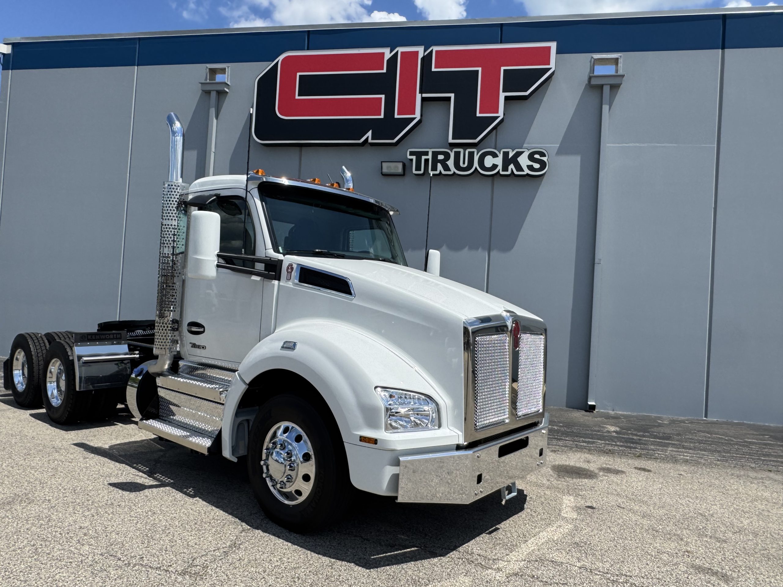2027 Kenworth T880 in Champaign, IL — photo 3
