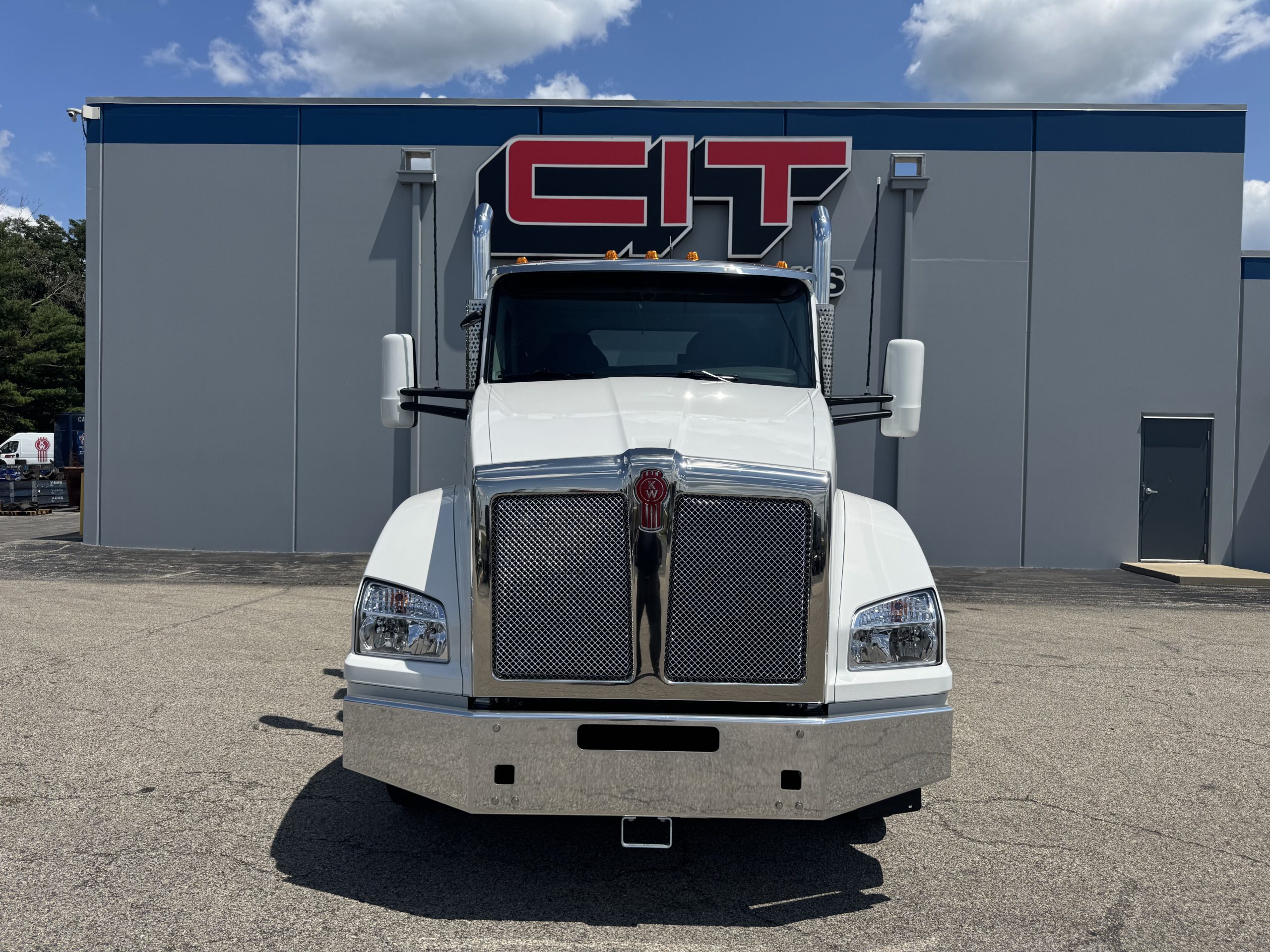 2027 Kenworth T880 in Champaign, IL — photo 2