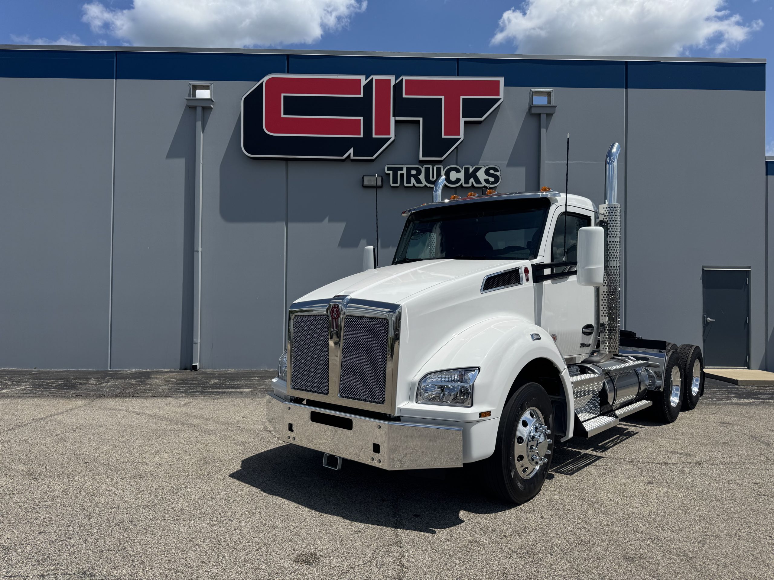 2027 Kenworth T880 in Champaign, IL