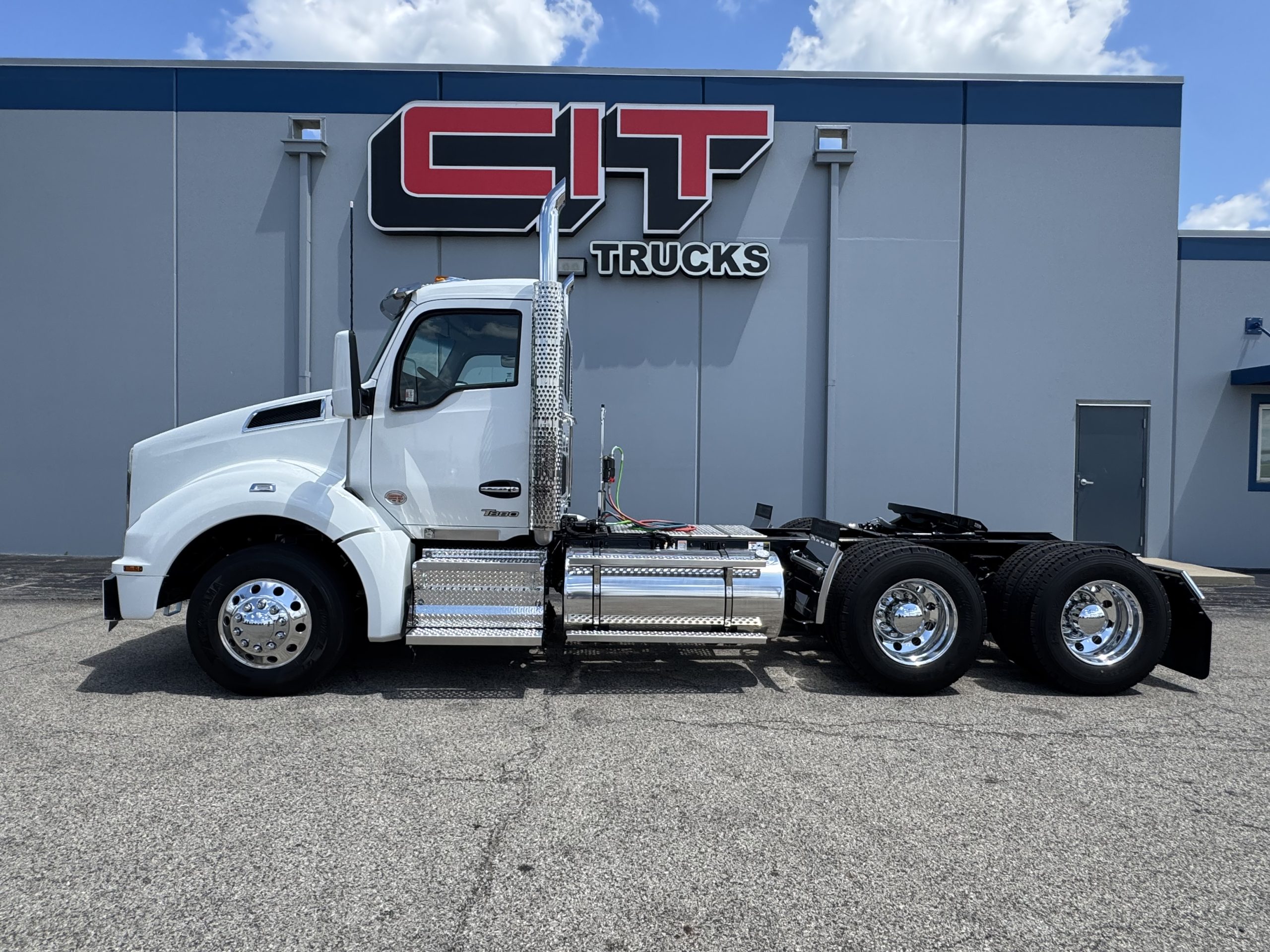 2027 Kenworth T880 in Champaign, IL — photo 4