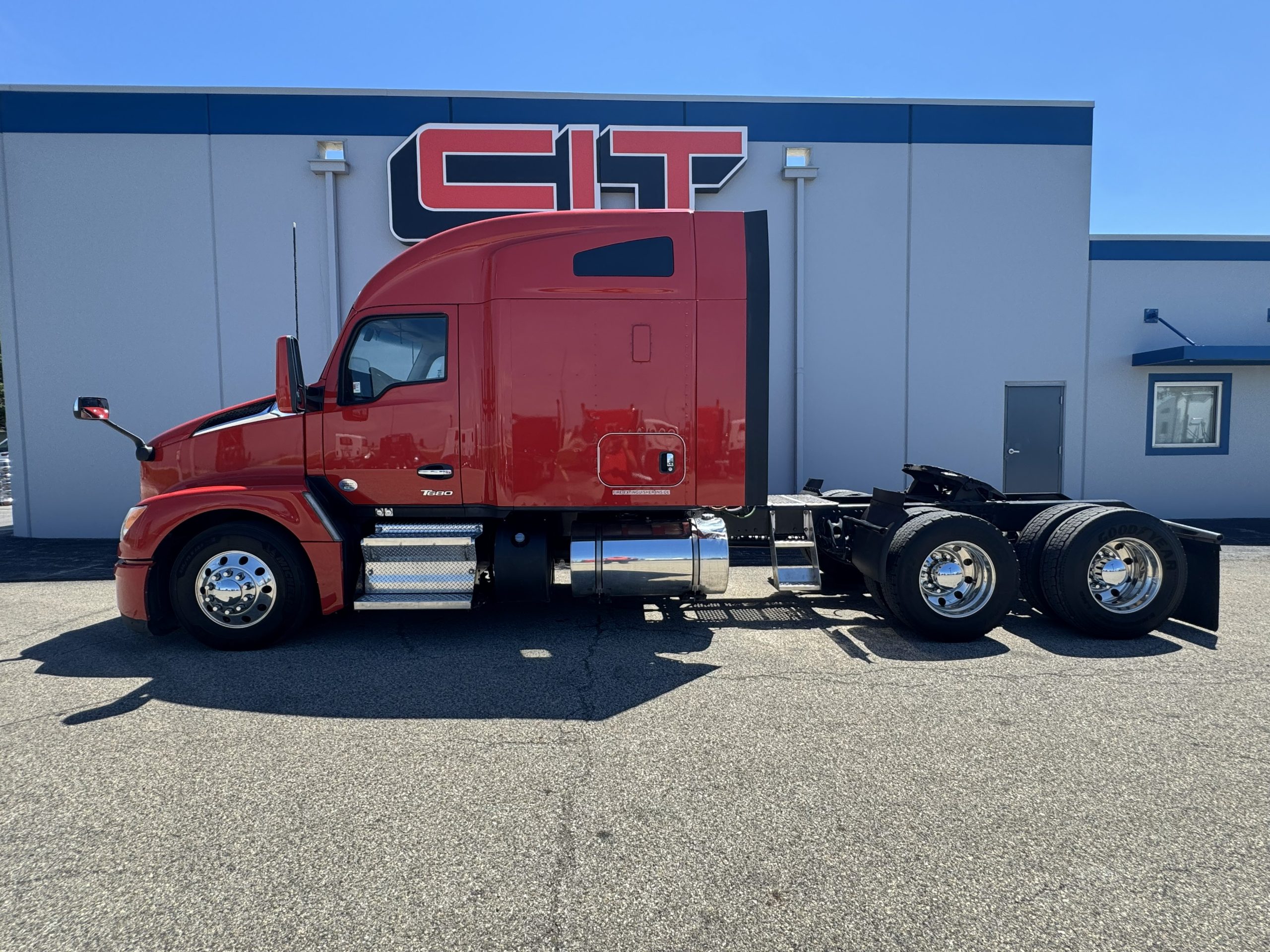 2022 Kenworth T680 in Champaign, IL — photo 5