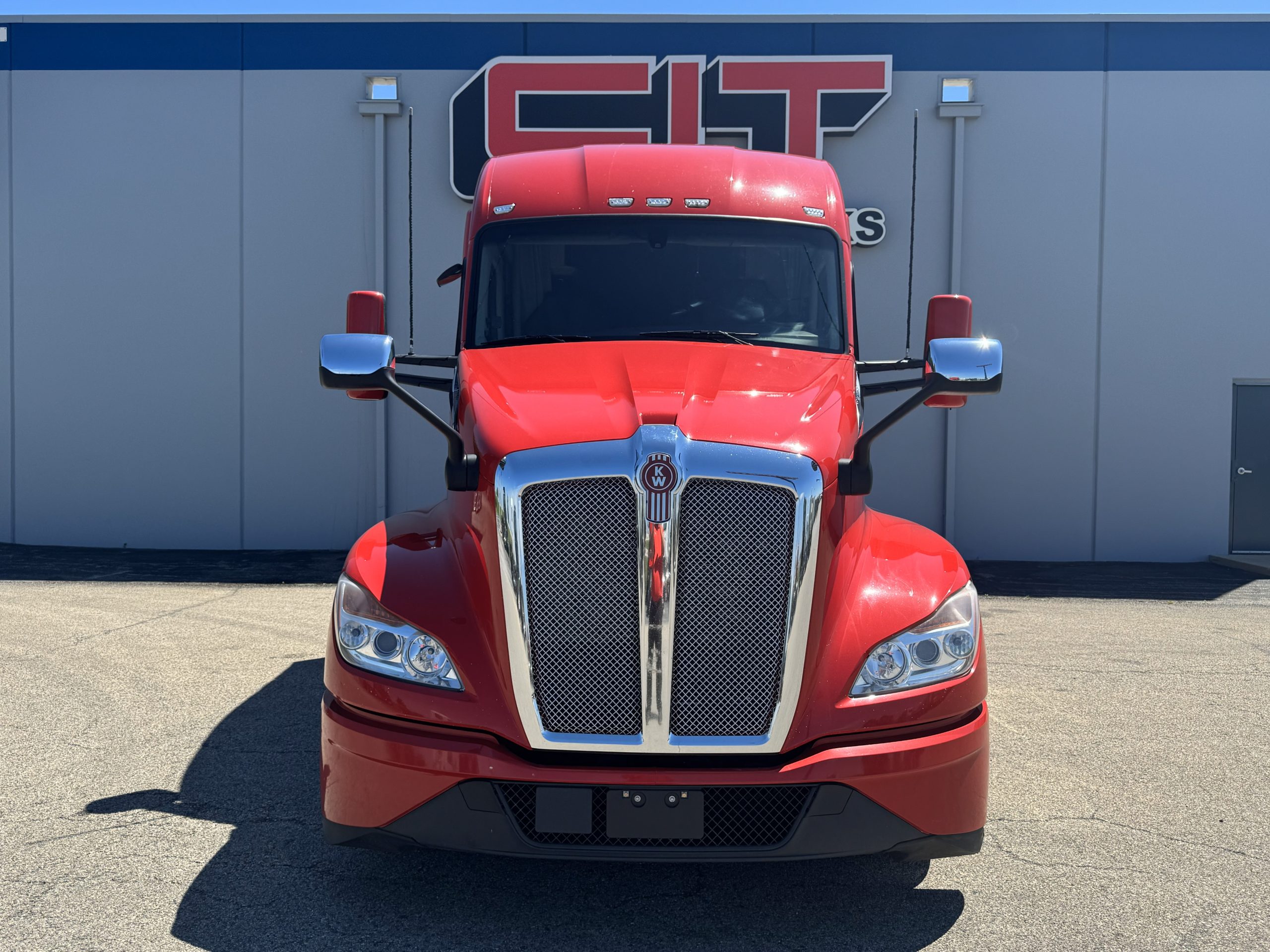 2022 Kenworth T680 in Champaign, IL — photo 2