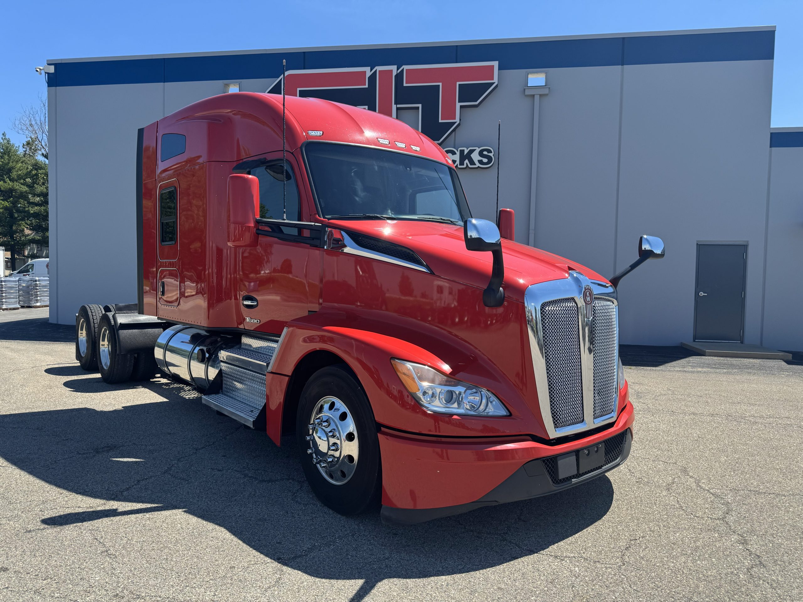 2022 Kenworth T680 in Champaign, IL — photo 3