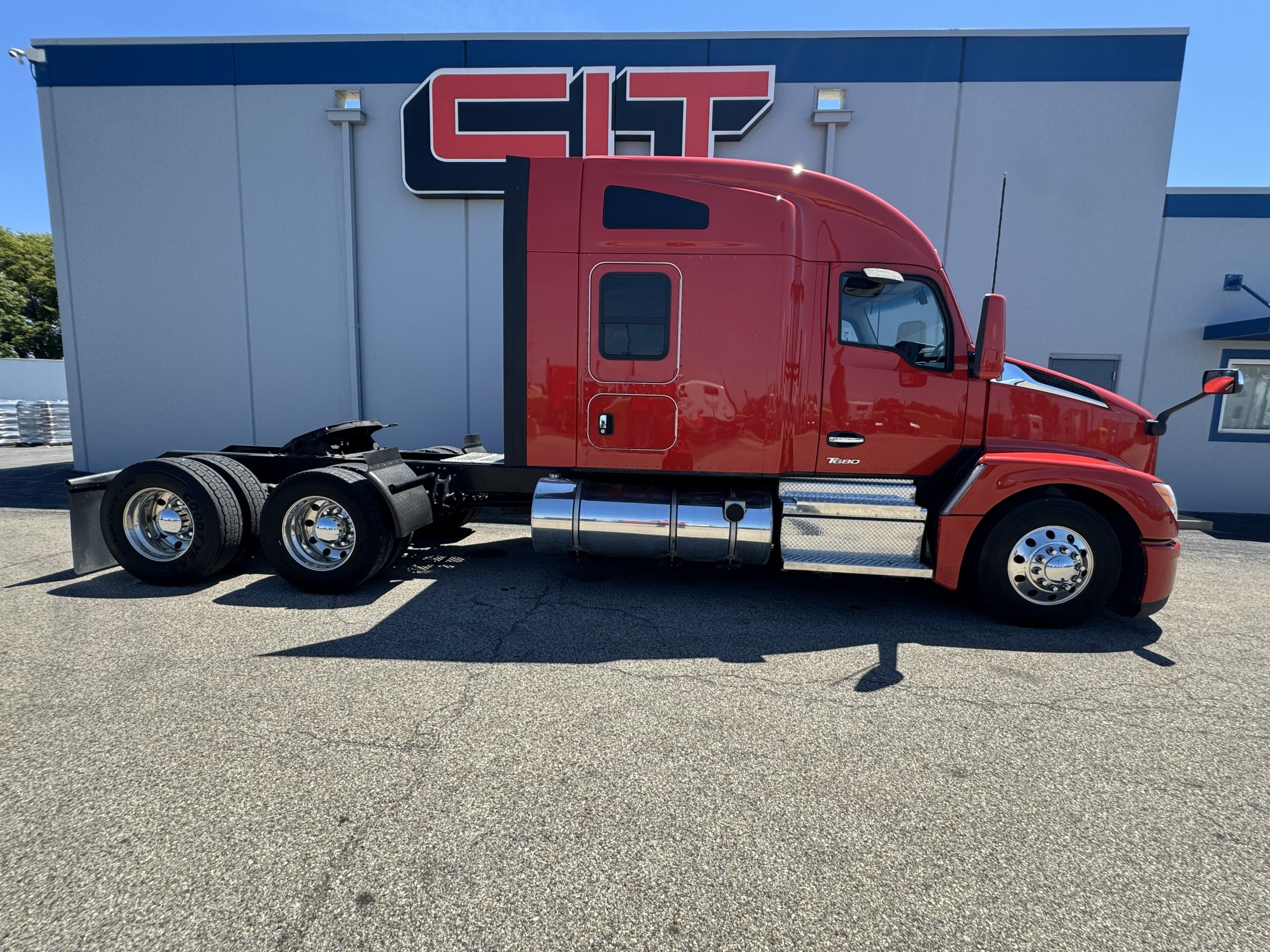 2022 Kenworth T680 in Champaign, IL — photo 4