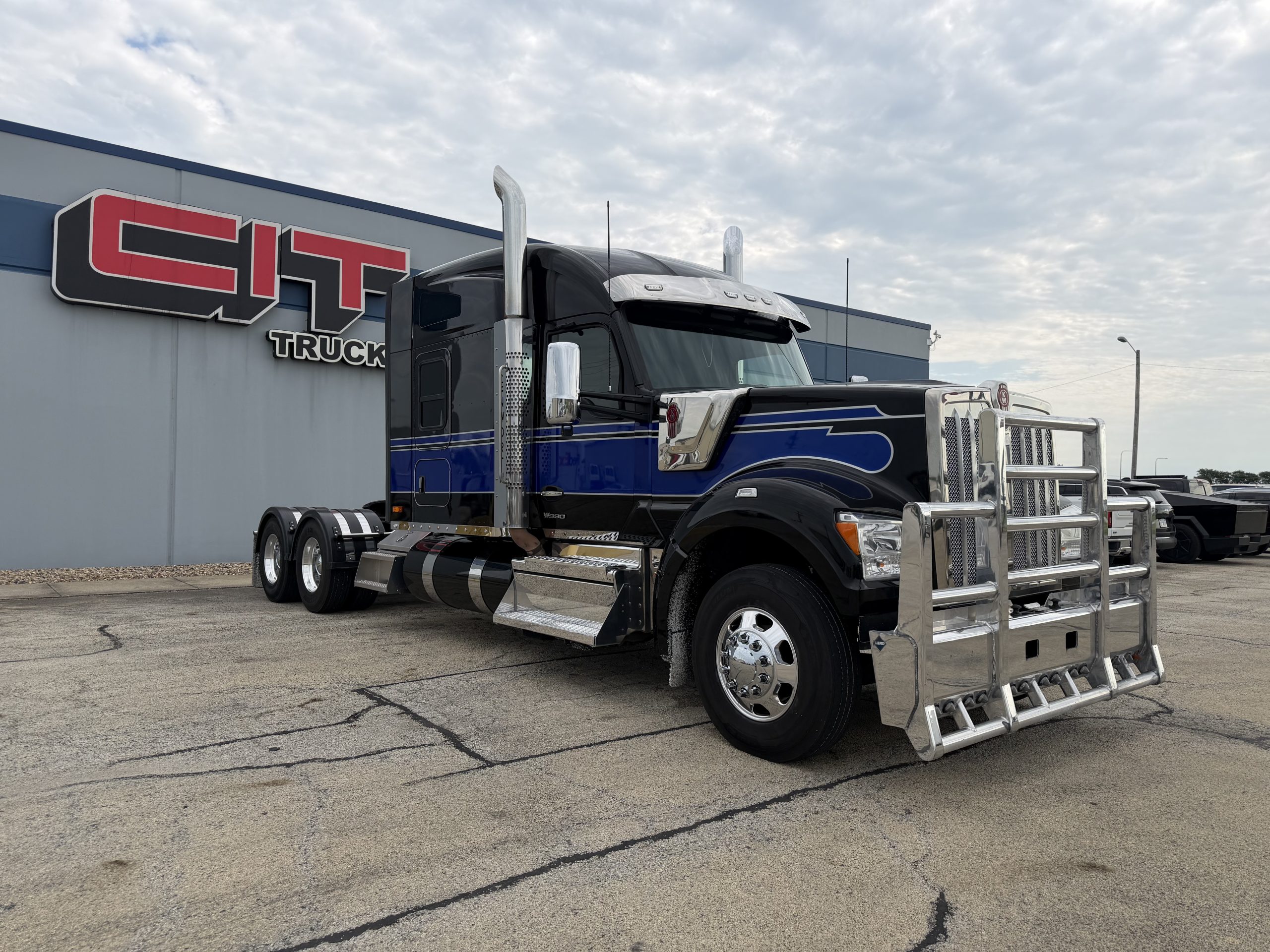 2023 Kenworth W990 in Springfield, IL — photo 2