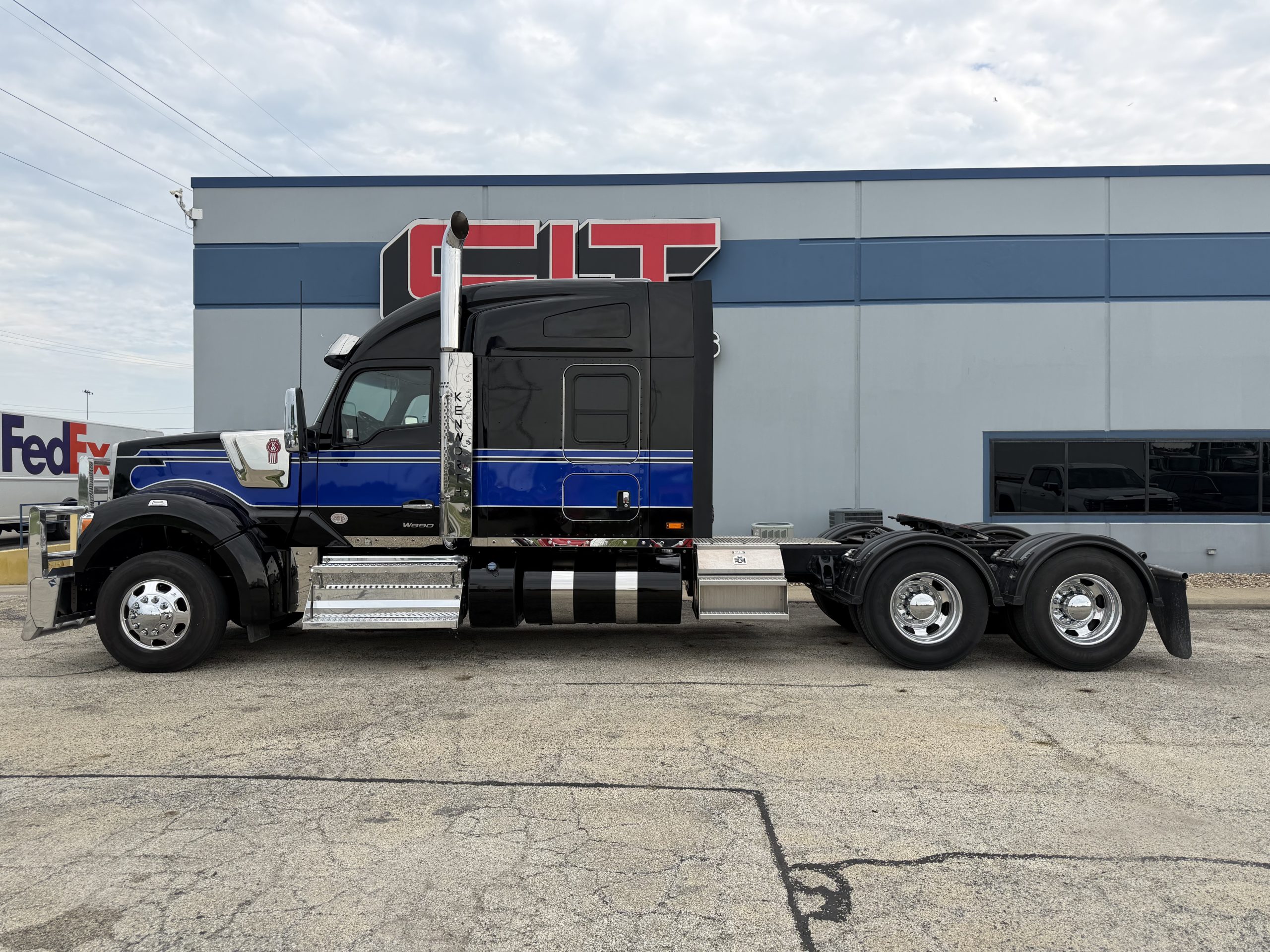 2023 Kenworth W990 in Springfield, IL — photo 3