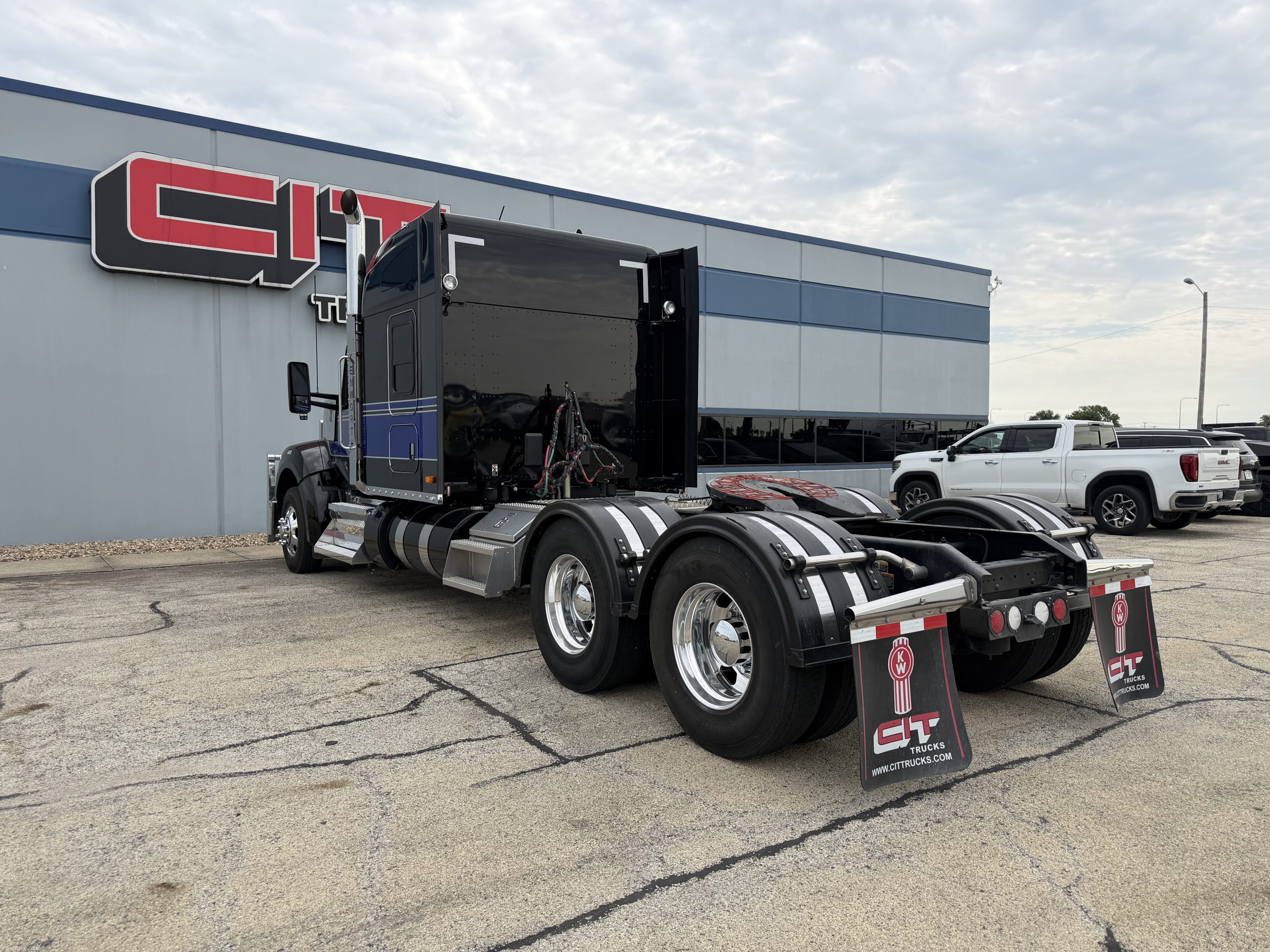 2023 Kenworth W990 in Springfield, IL — photo 4