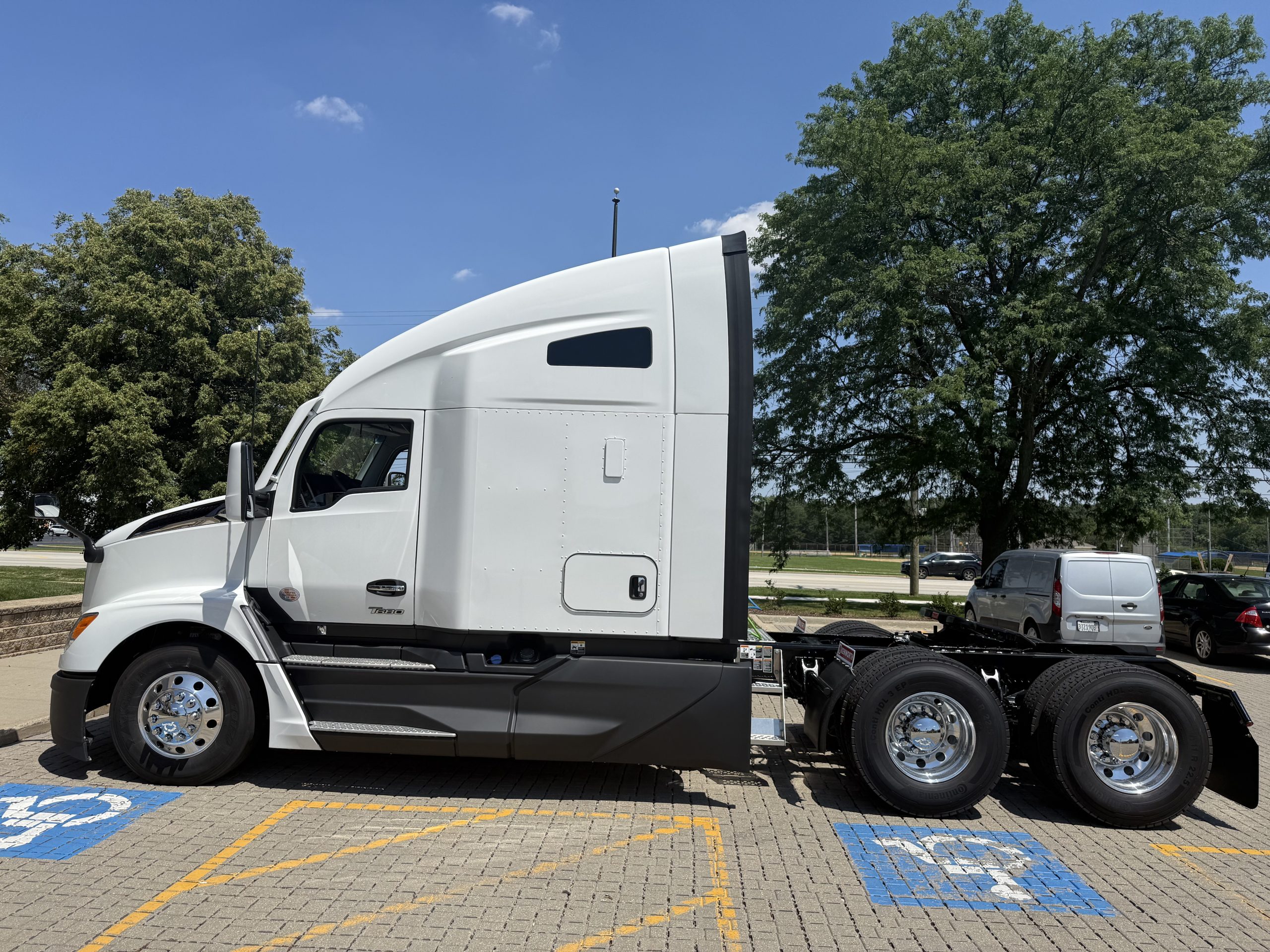 2027 KENWORTH T680 2027 KENWORTH T680 - image 5 of 6