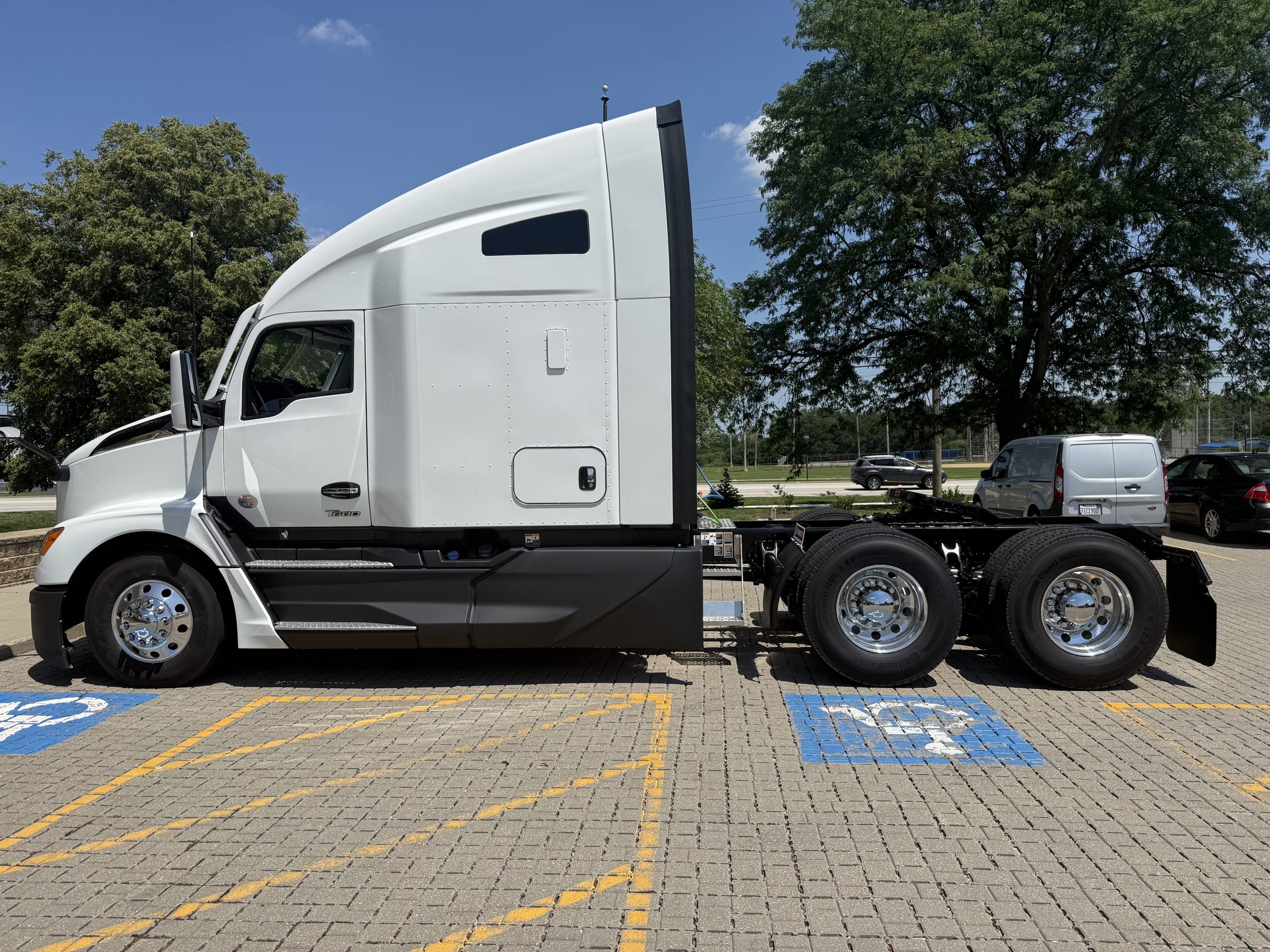 2027 Kenworth T680 in Wood Dale, IL — photo 4