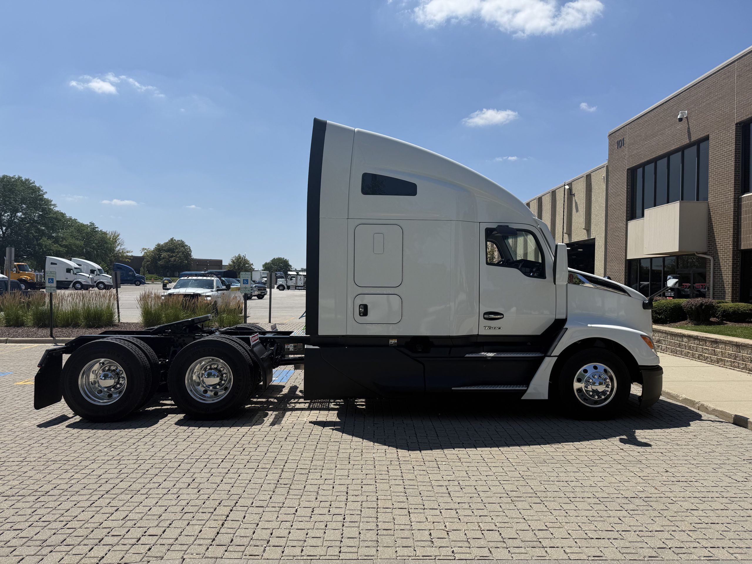 2027 Kenworth T680 in Wood Dale, IL — photo 6