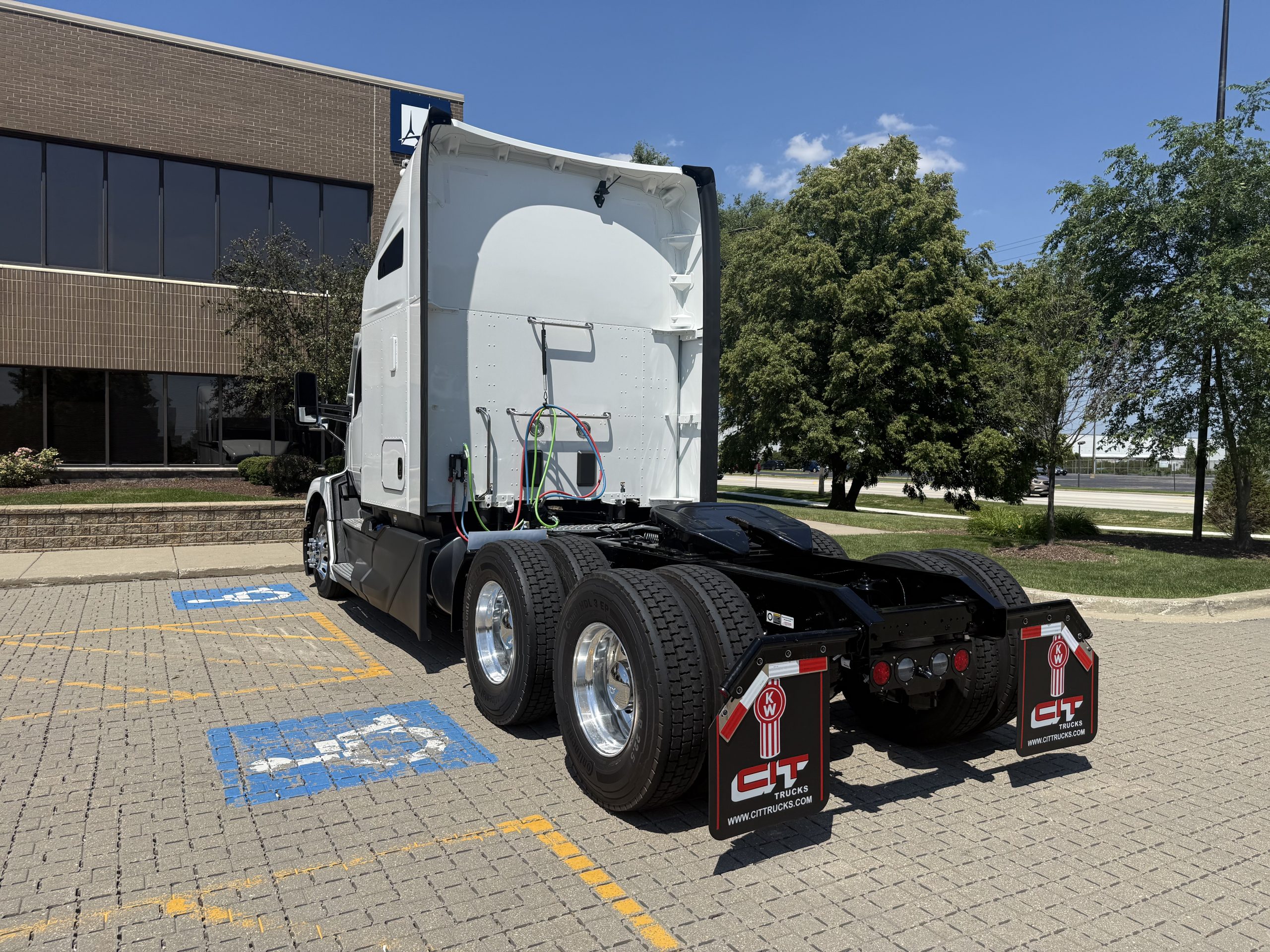 NEW 2026 KENWORTH T680 SLEEPER - image 6 of 6