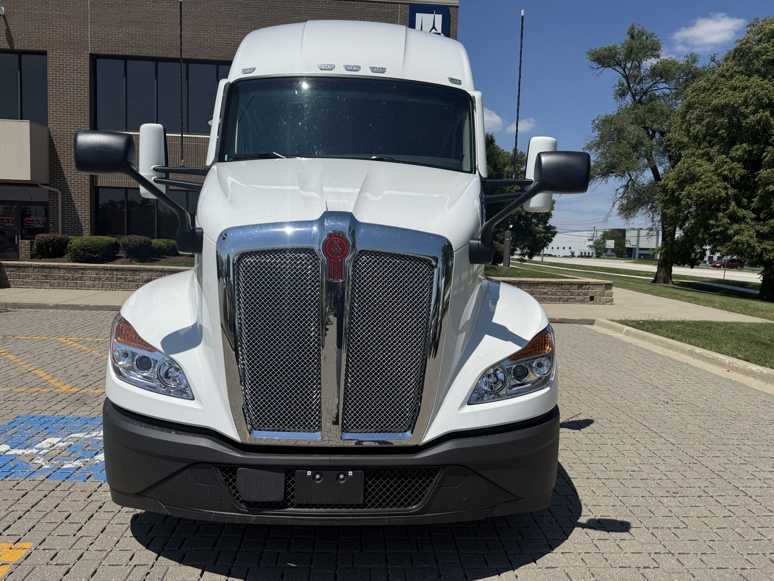2027 Kenworth T680 in Wood Dale, IL — photo 2