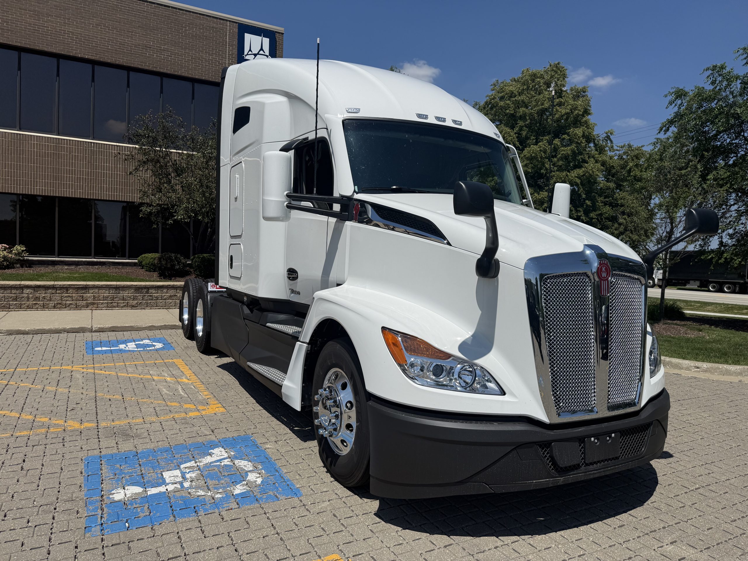 2027 KENWORTH T680 2027 KENWORTH T680 - image 3 of 6