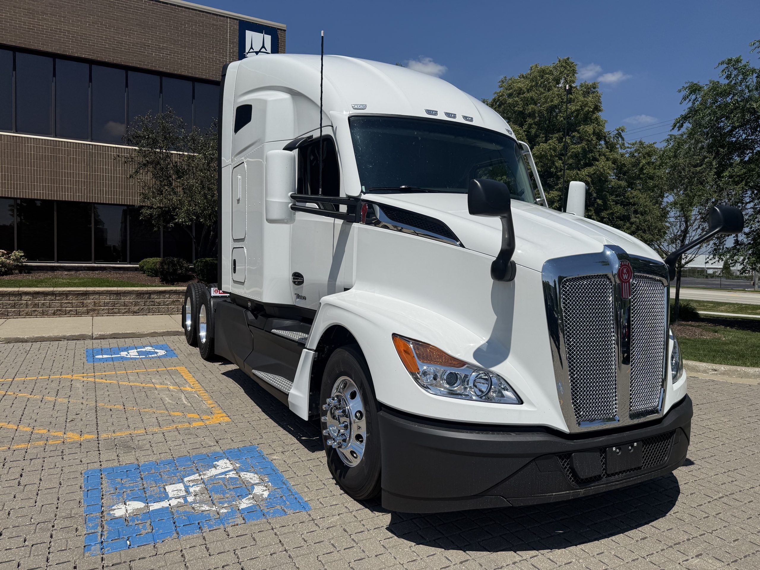 2027 Kenworth T680 in Wood Dale, IL — photo 3