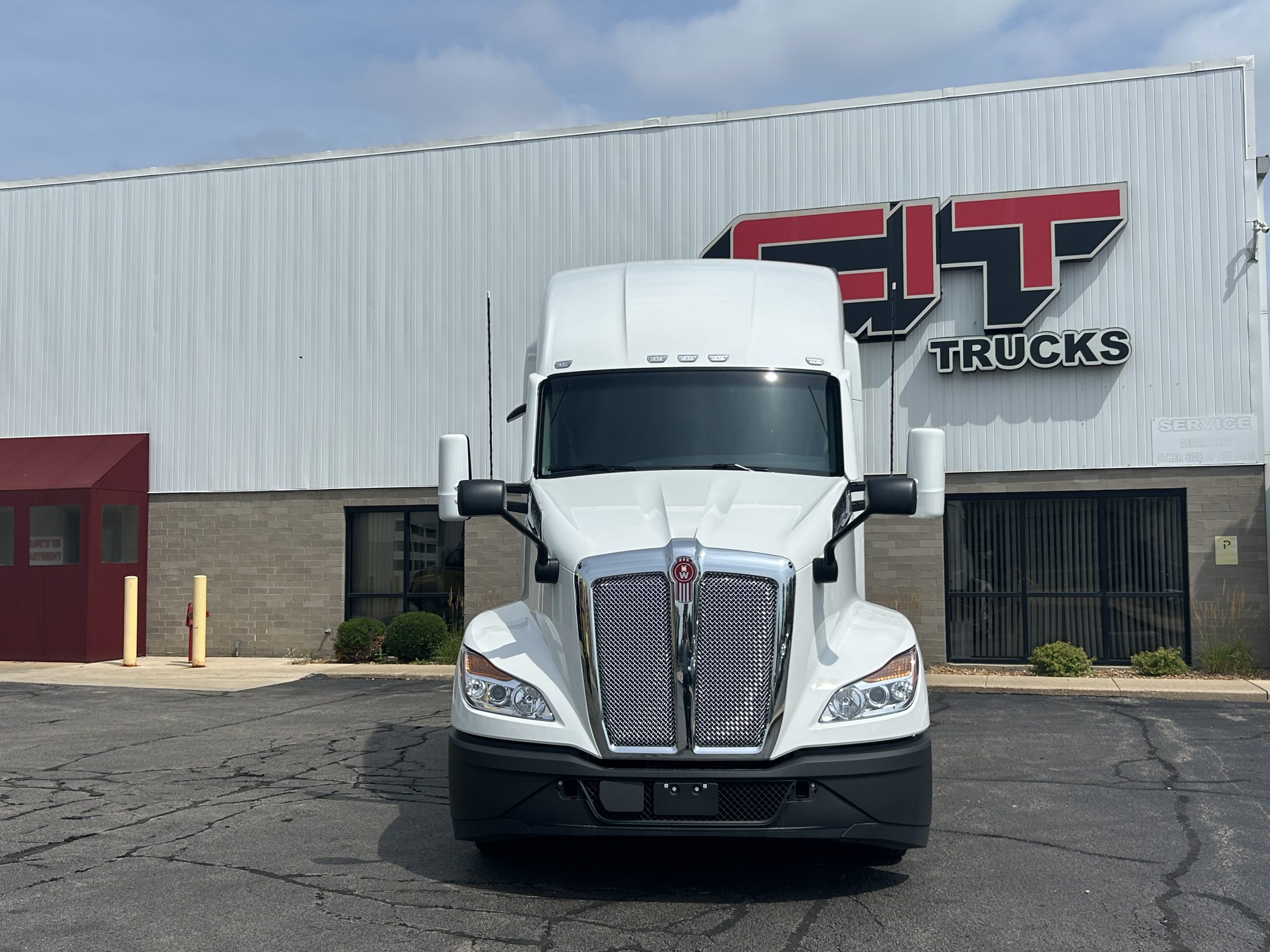 2027 Kenworth T680 in Rockford, IL — photo 2