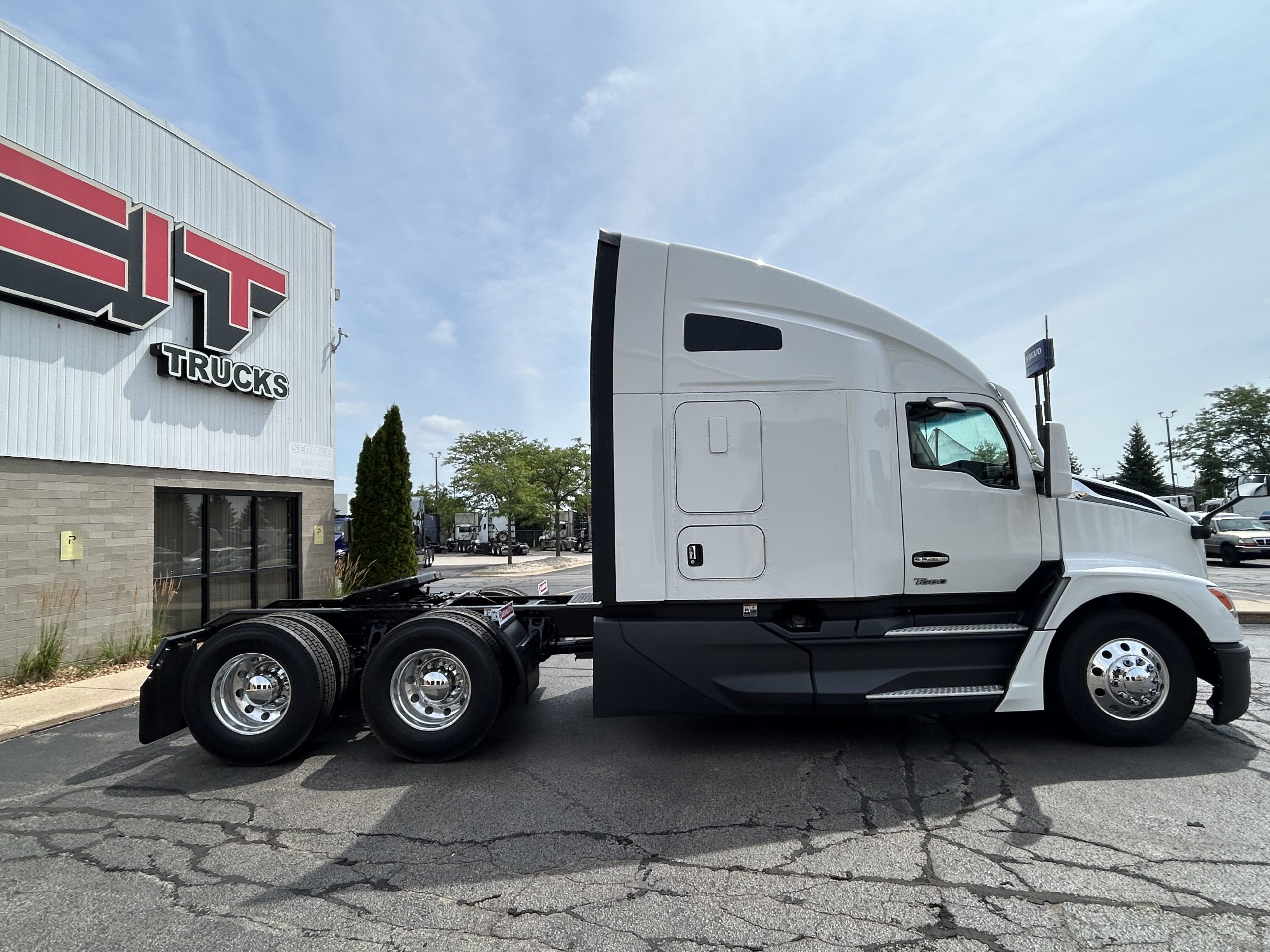 2027 Kenworth T680 in Rockford, IL — photo 4