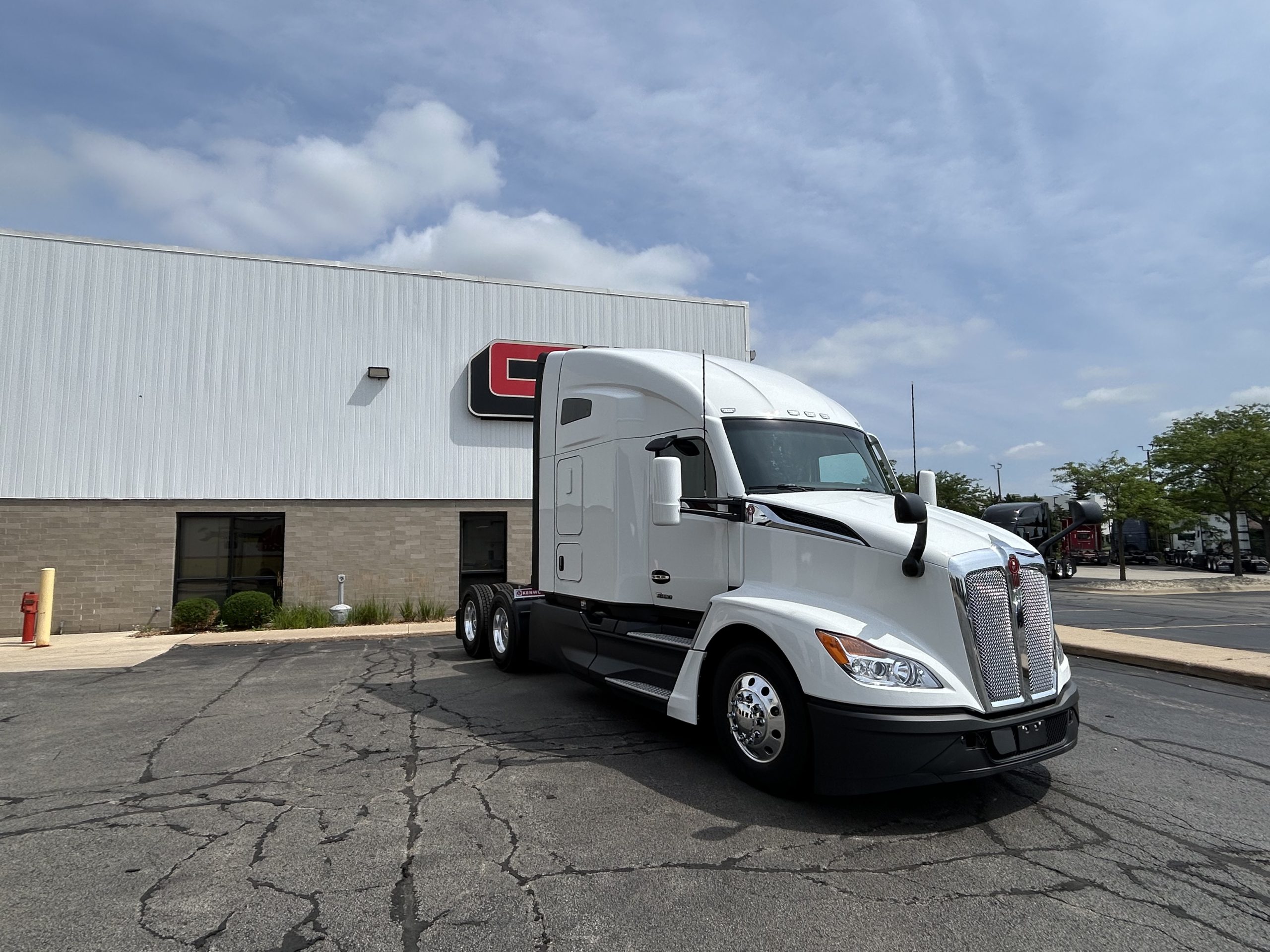 2027 Kenworth T680 in Rockford, IL — photo 3