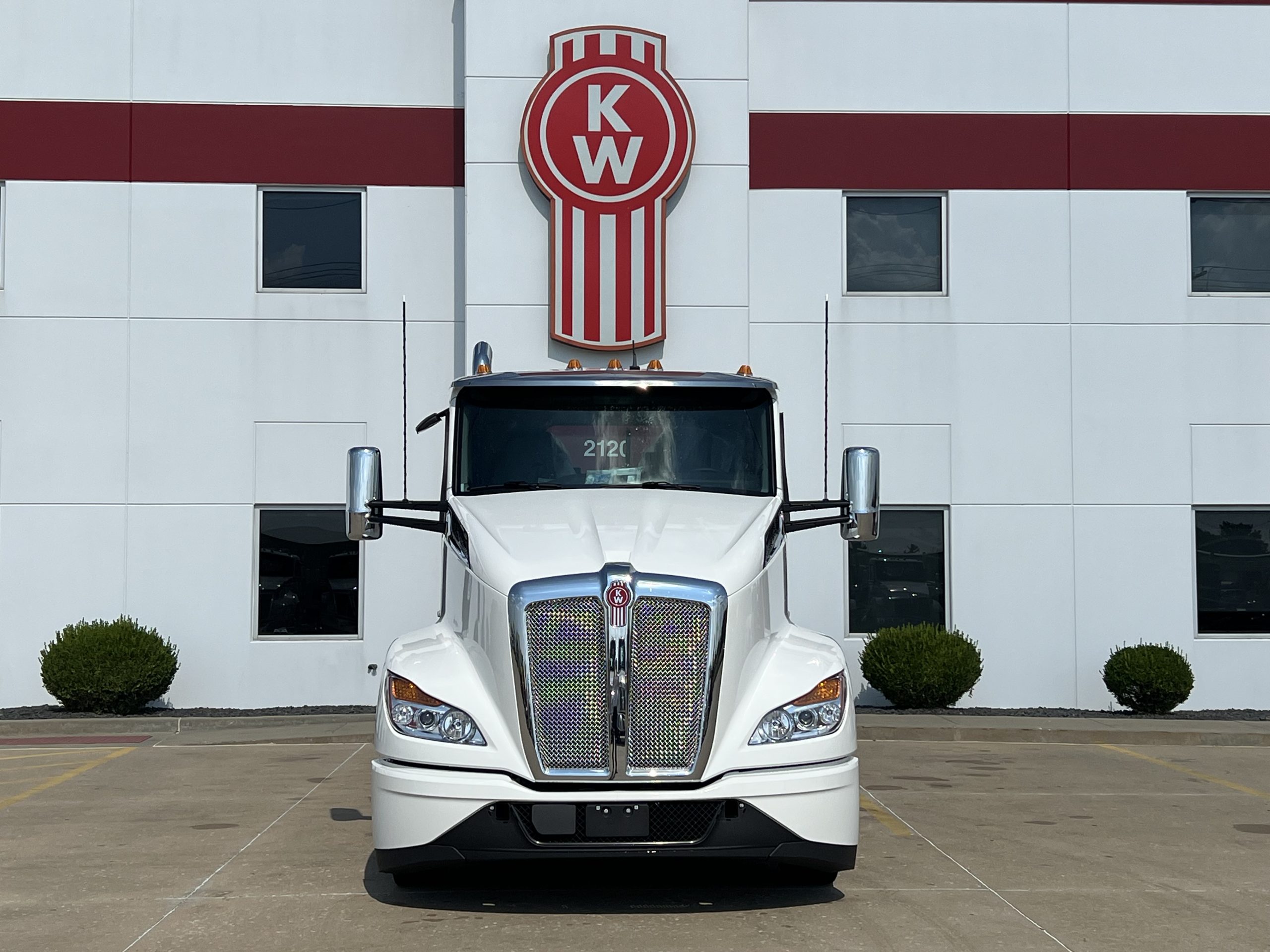 2027 Kenworth T680 in Troy, IL — photo 2
