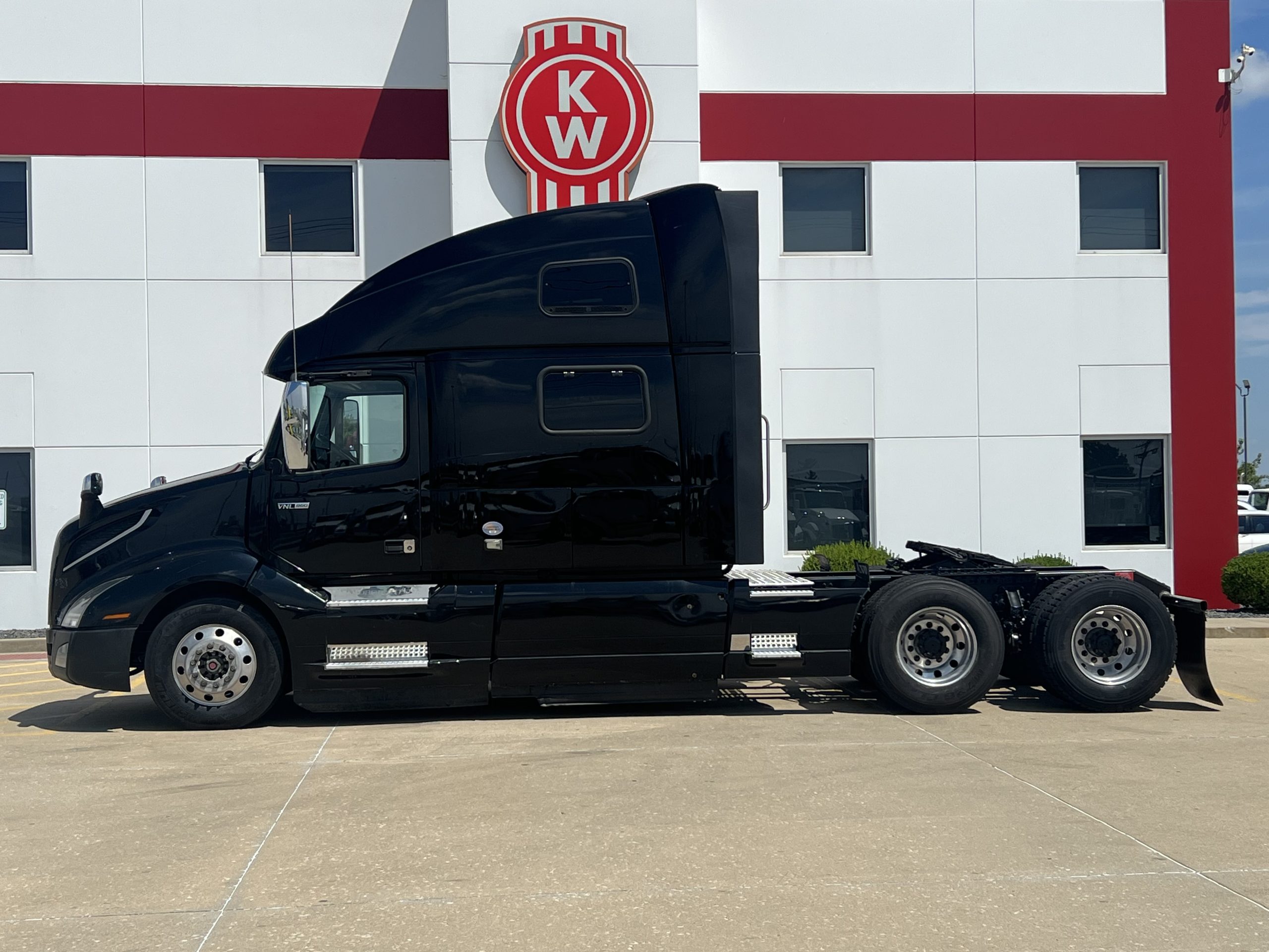 2020 Volvo VNL 860 in Troy, IL — photo 4