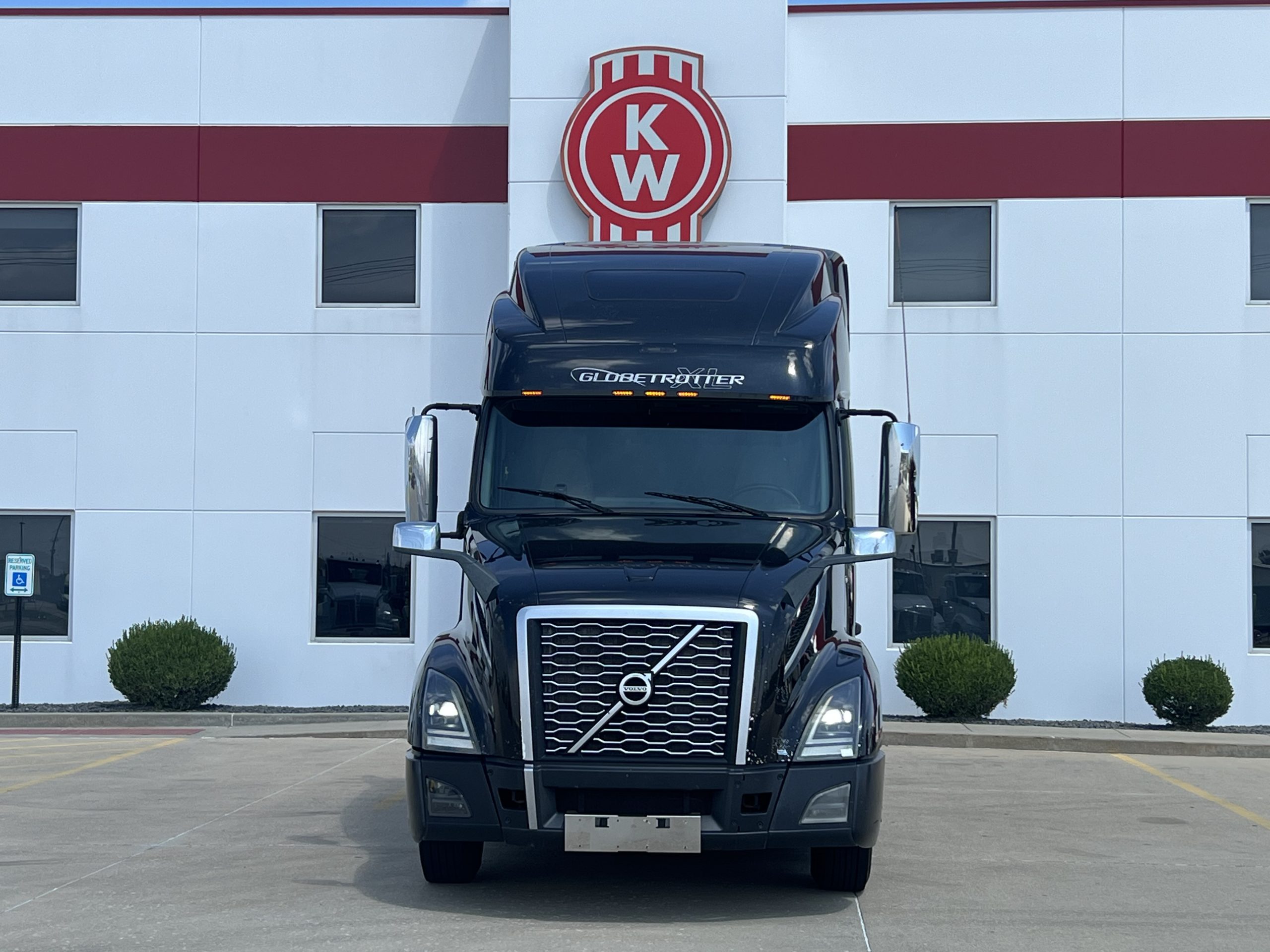 2020 Volvo VNL 860 in Troy, IL — photo 2