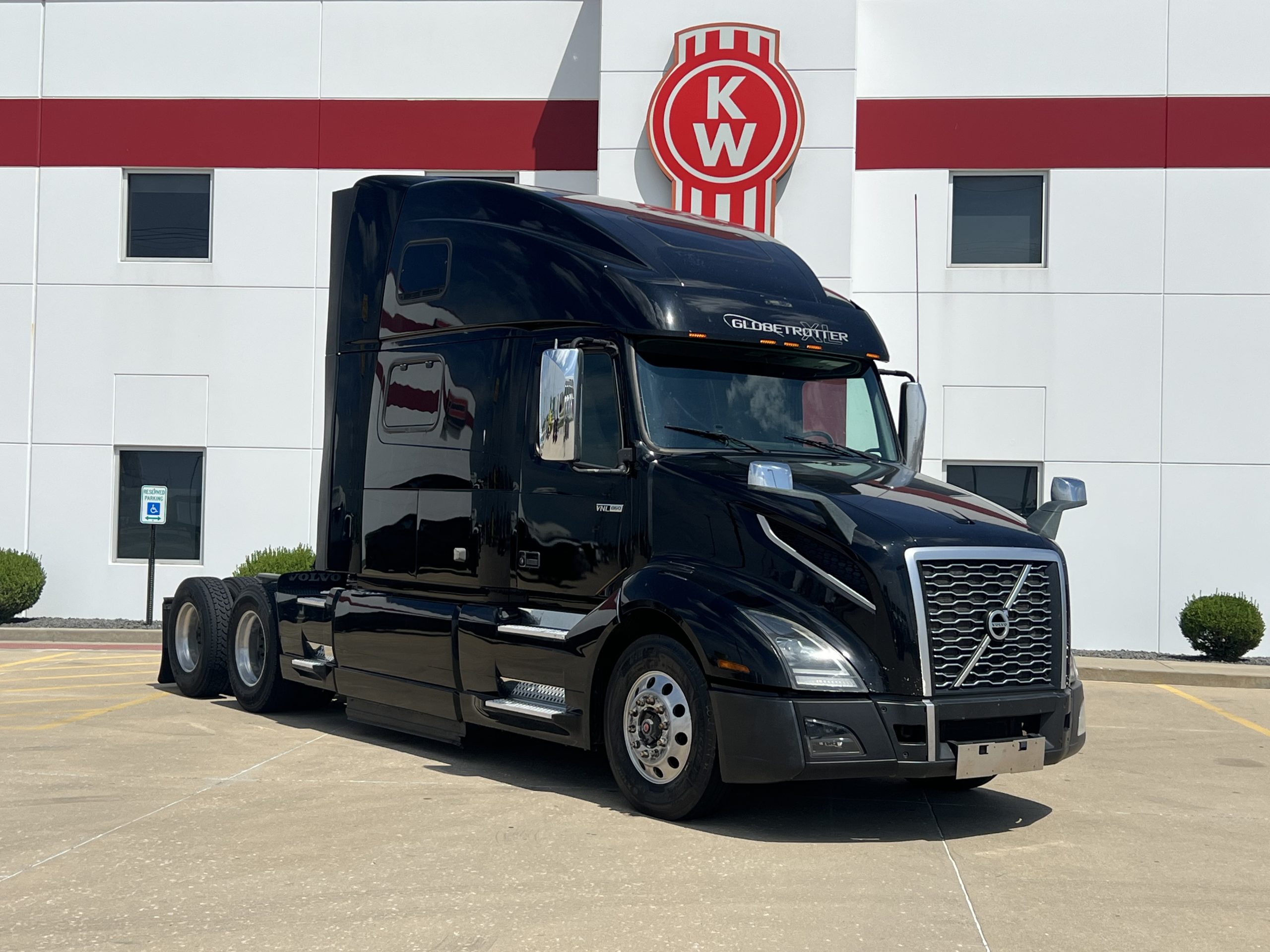 2020 Volvo VNL 860 in Troy, IL — photo 3
