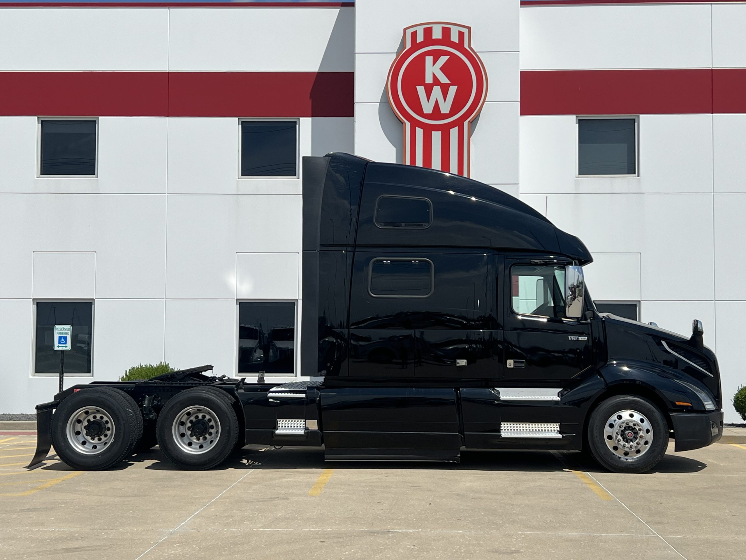 2020 Volvo VNL 860 in Troy, IL — photo 6