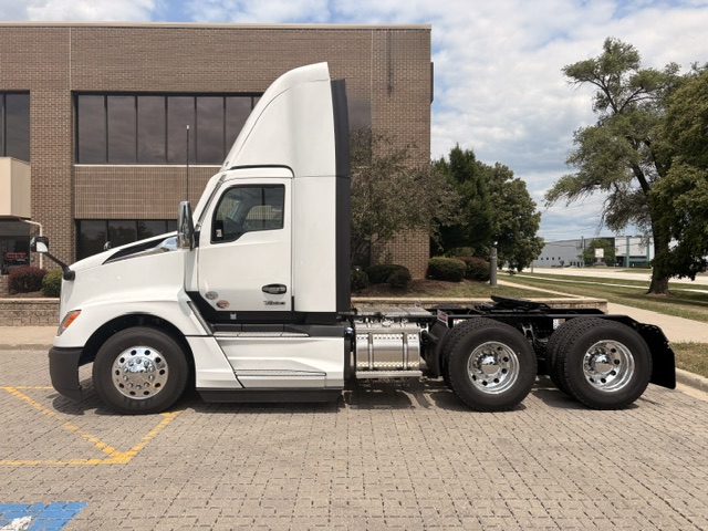 2027 Kenworth T680 in Wood Dale, IL — photo 3