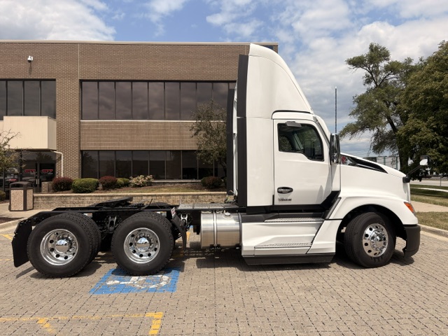 2027 Kenworth T680 in Wood Dale, IL — photo 4