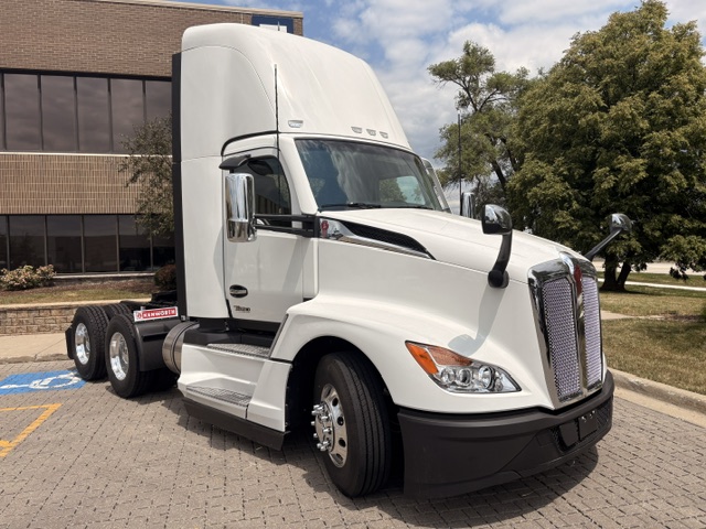 2027 Kenworth T680 in Wood Dale, IL — photo 2