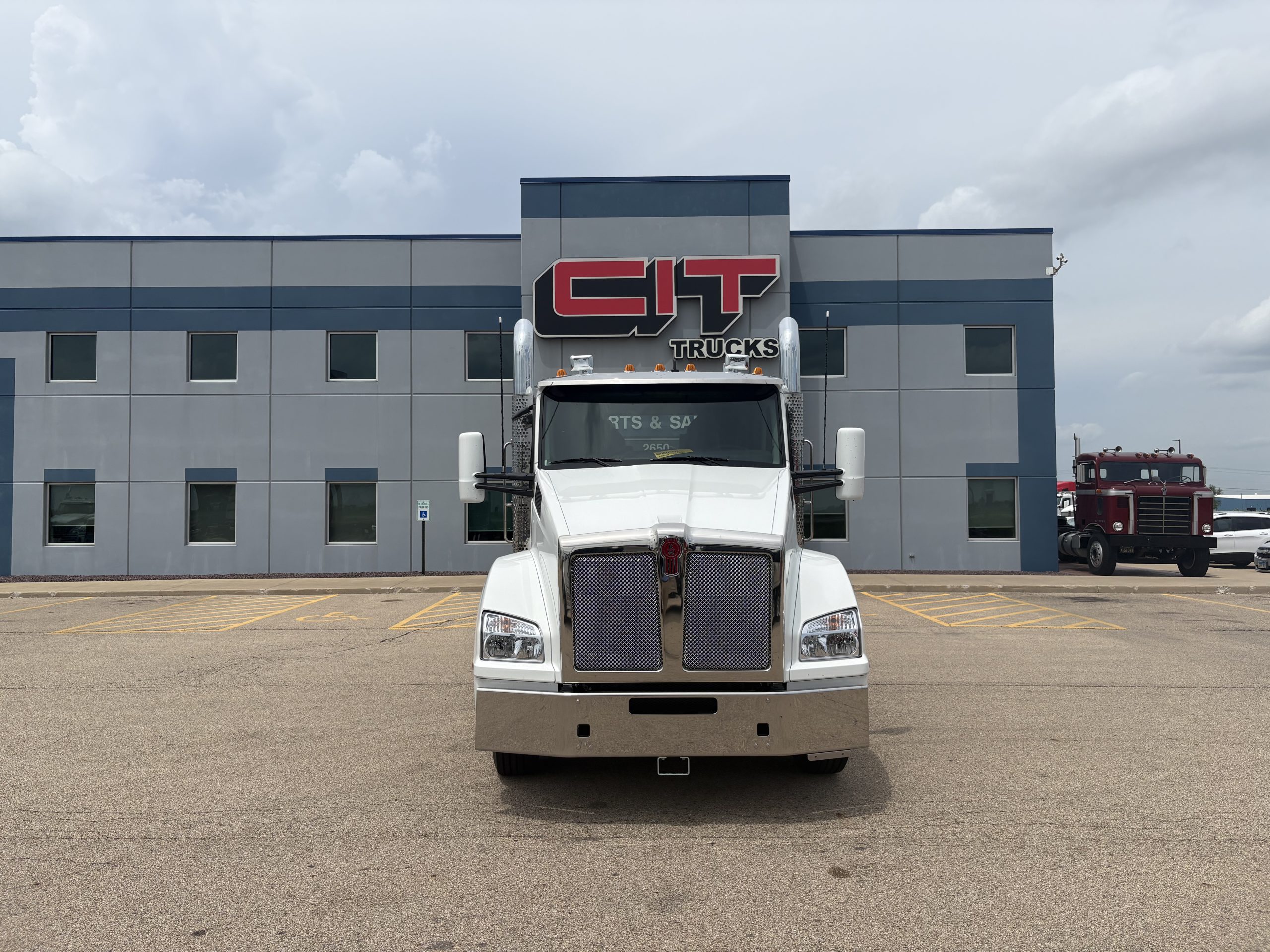 NEW 2027 KENWORTH T880 - image 2 of 6