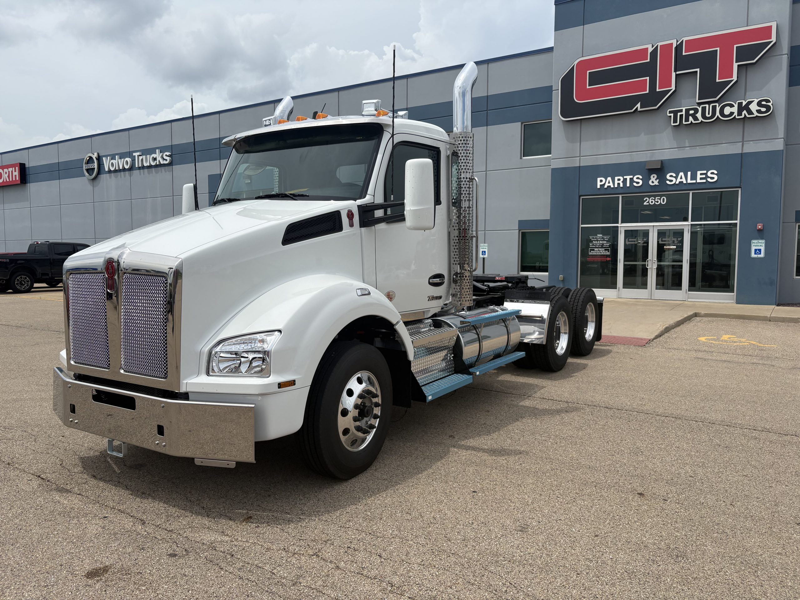 NEW 2027 KENWORTH T880 - image 1 of 6
