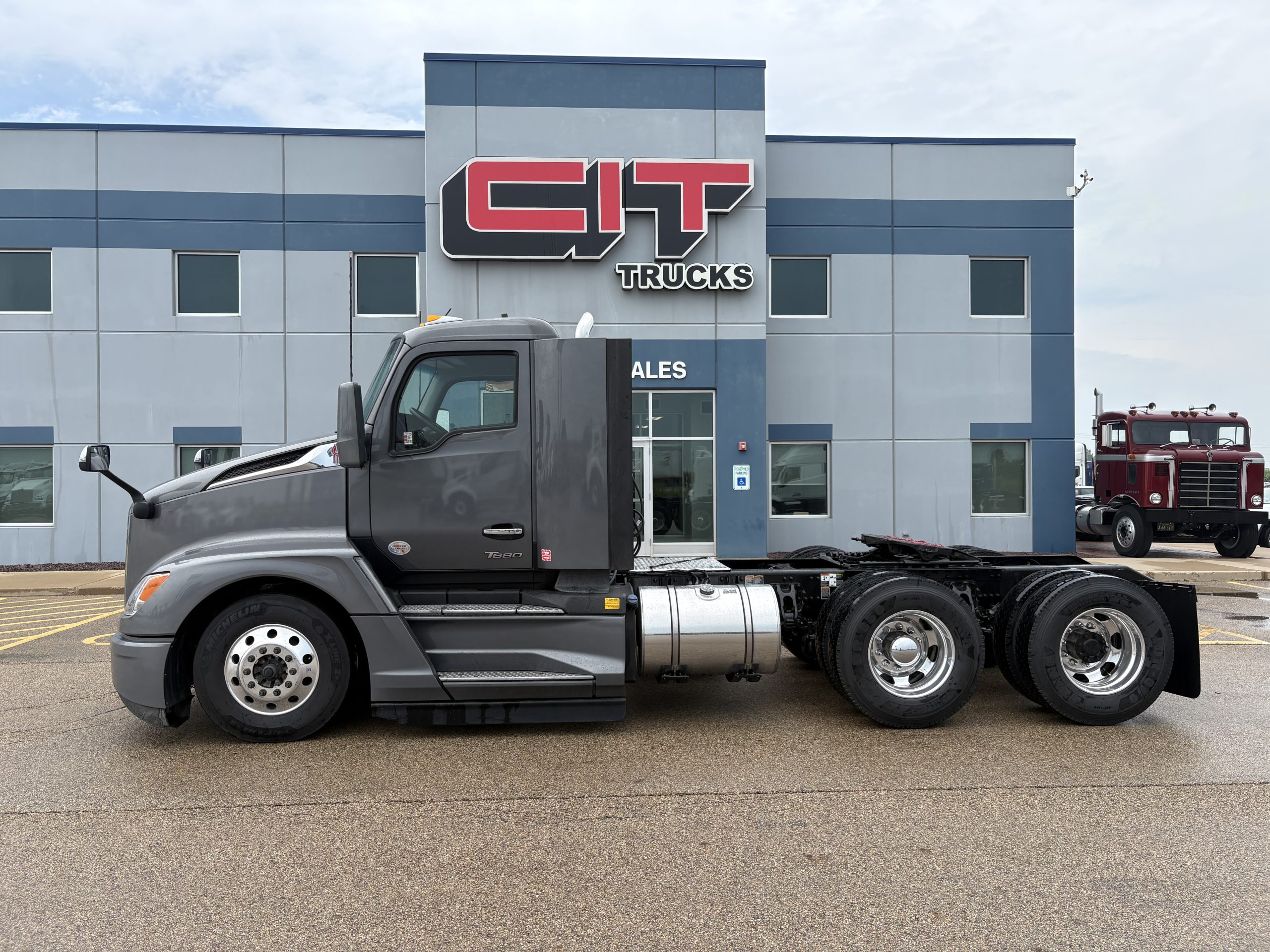 2024 Kenworth T680 in Peru, IL — photo 4