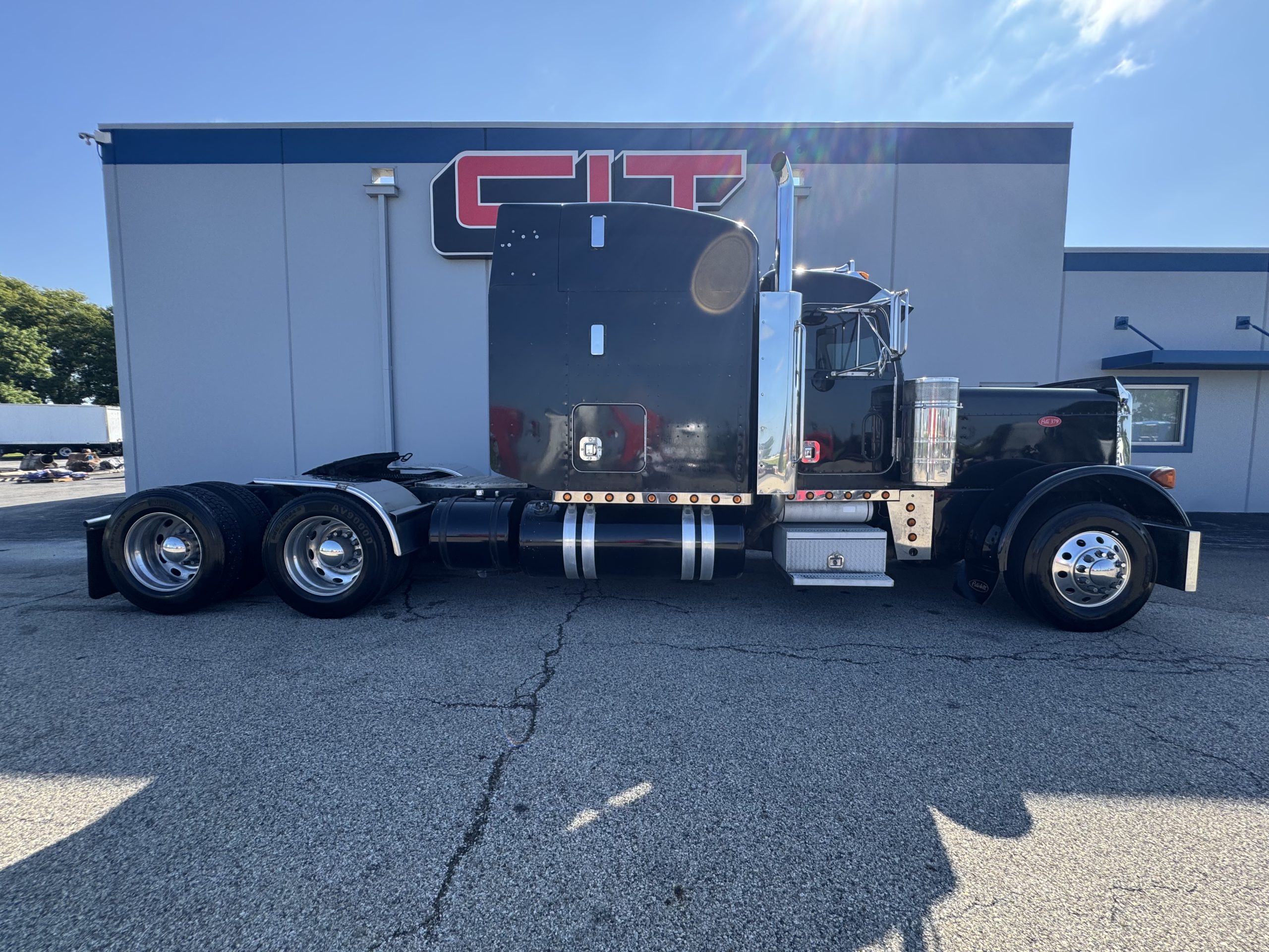 2000 PETERBILT 379 2000 PETERBILT 379 - image 4 of 6