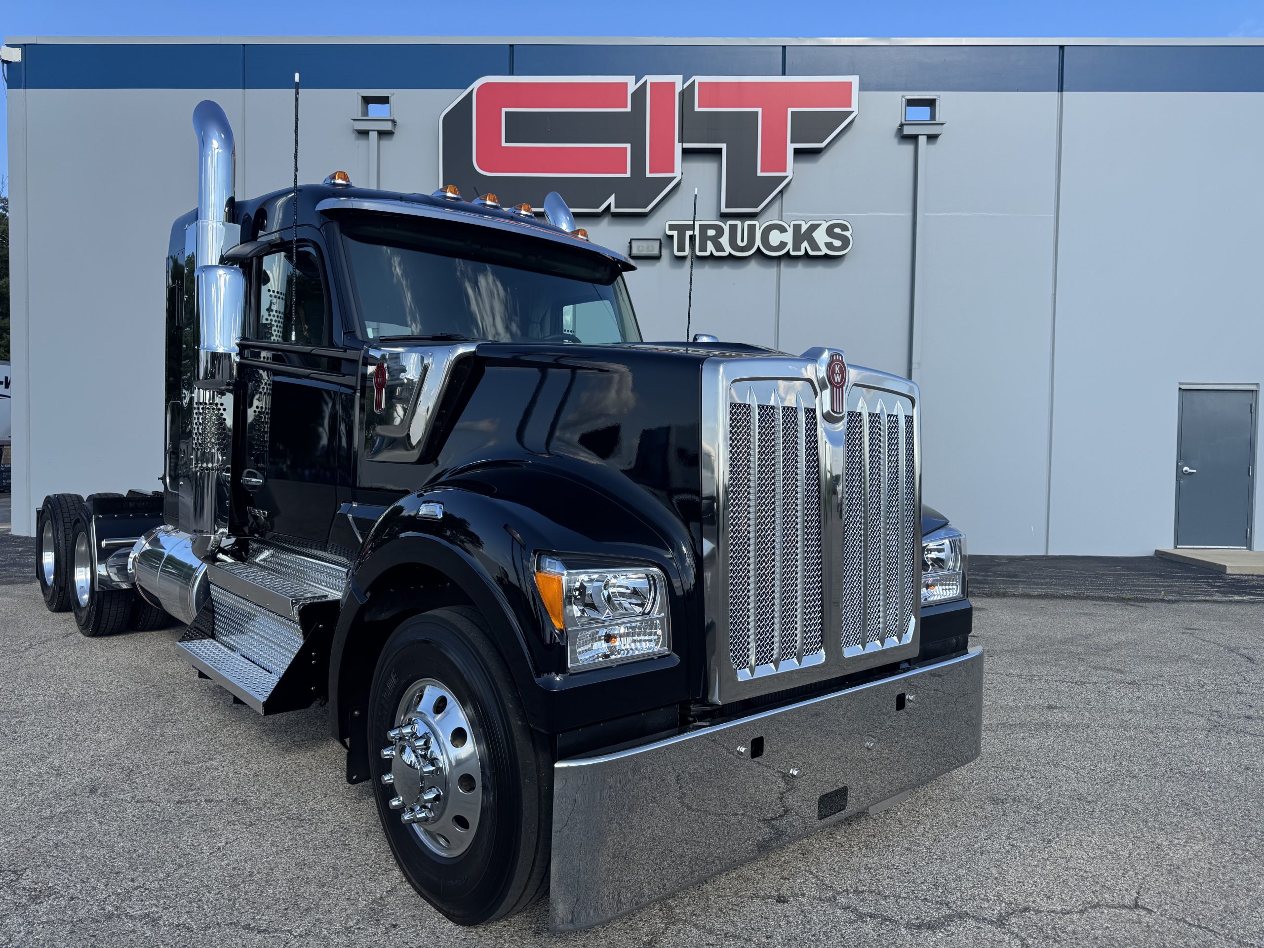 2027 Kenworth W990 in Champaign, IL — photo 3