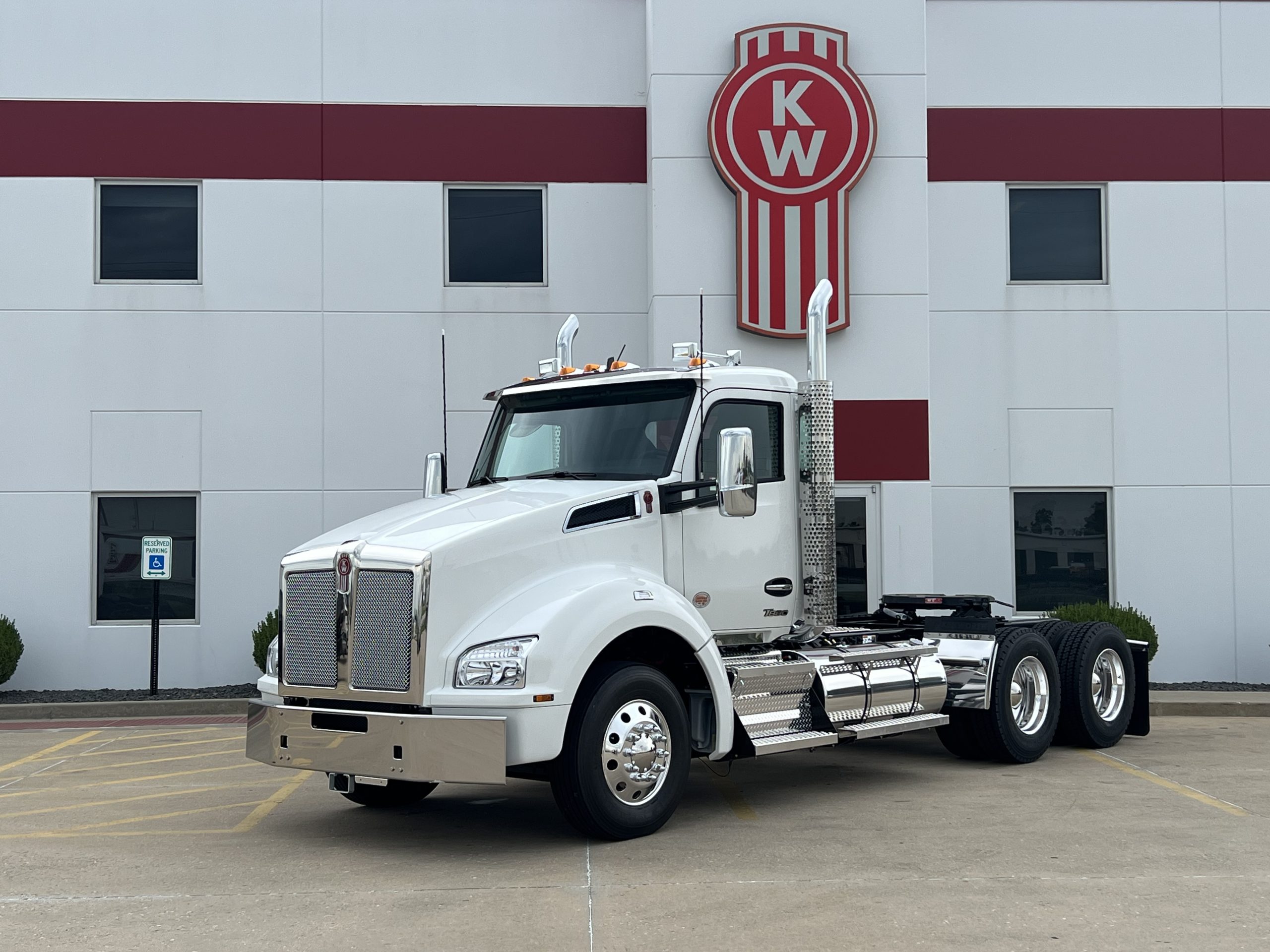 NEW 2027 KENWORTH T880 NEW 2027 KENWORTH T880 - image 1 of 6