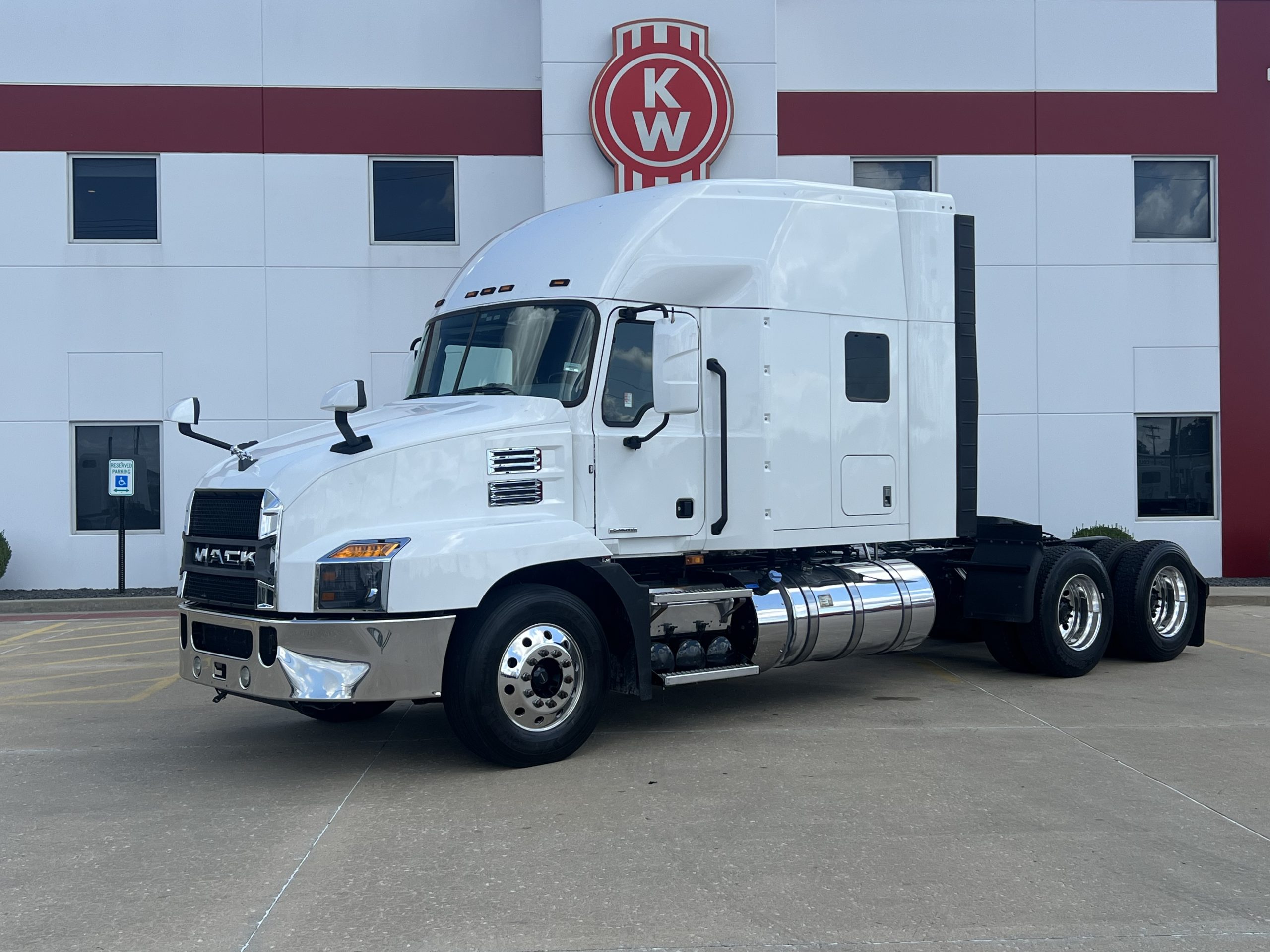 2023 MACK ANTHEM - image 1 of 6