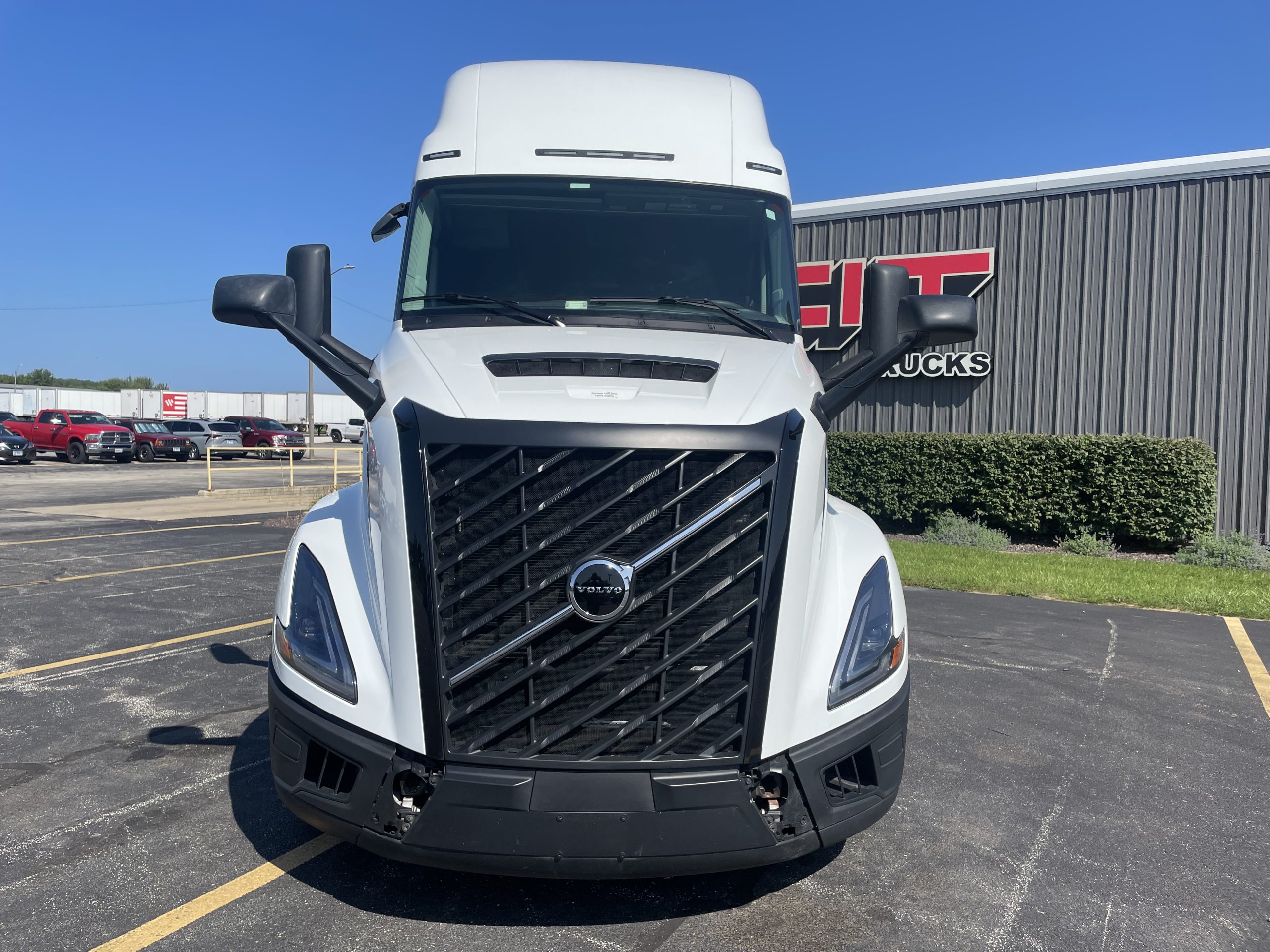 2026 VOLVO VNL660 - image 2 of 6