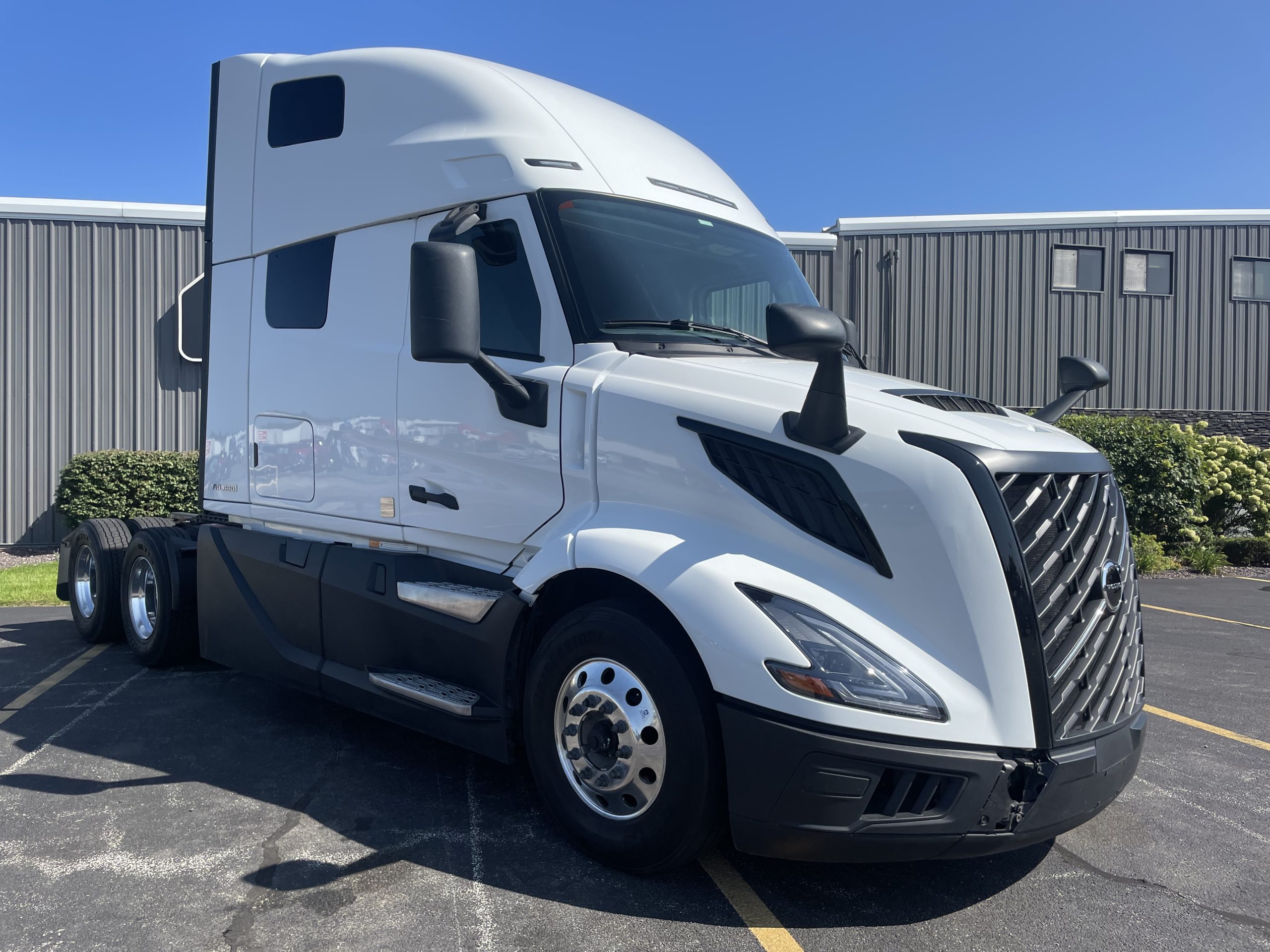 2026 VOLVO VNL660 - image 3 of 6