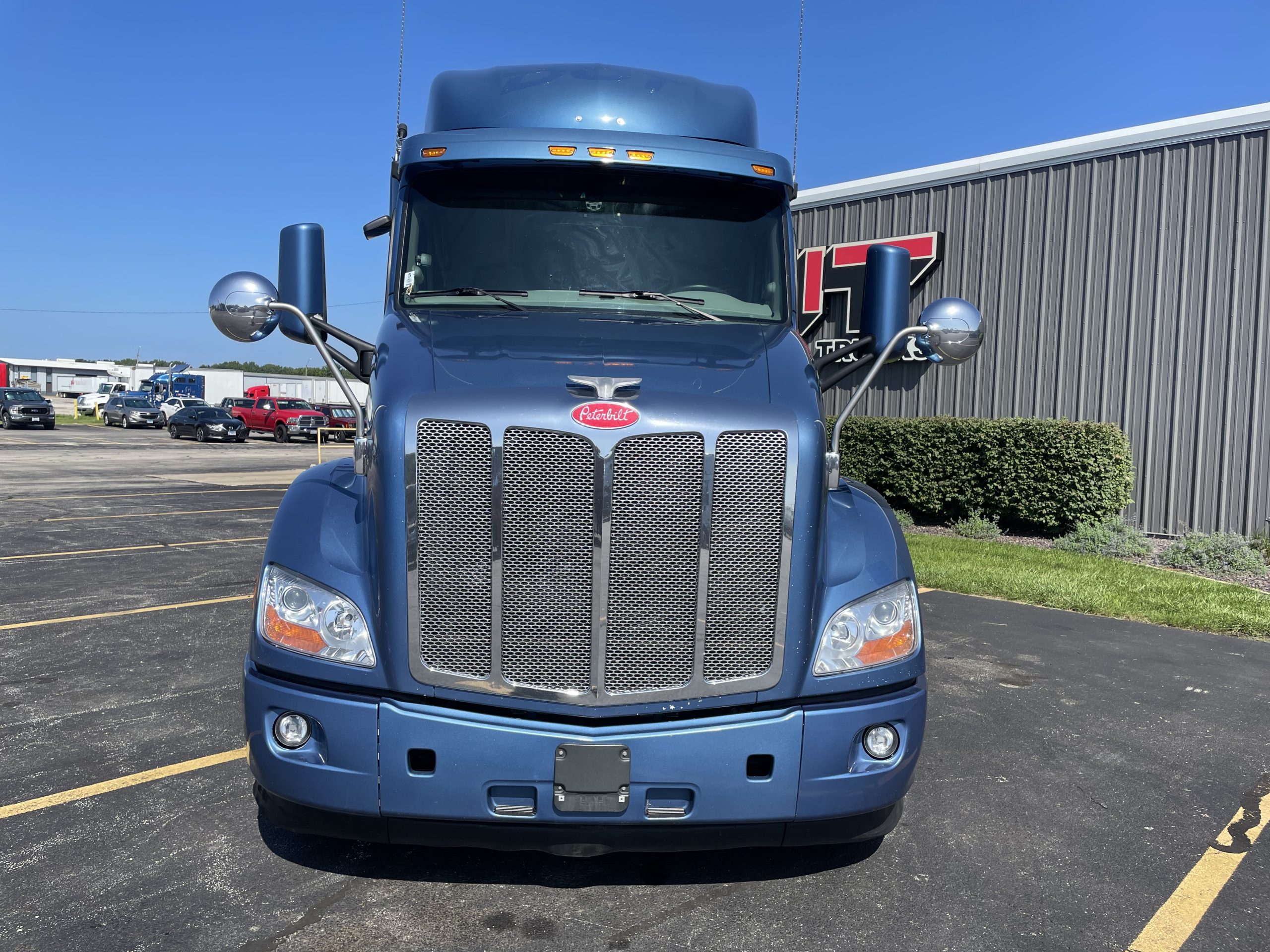 2020 PETERBUILT 579 - image 2 of 6