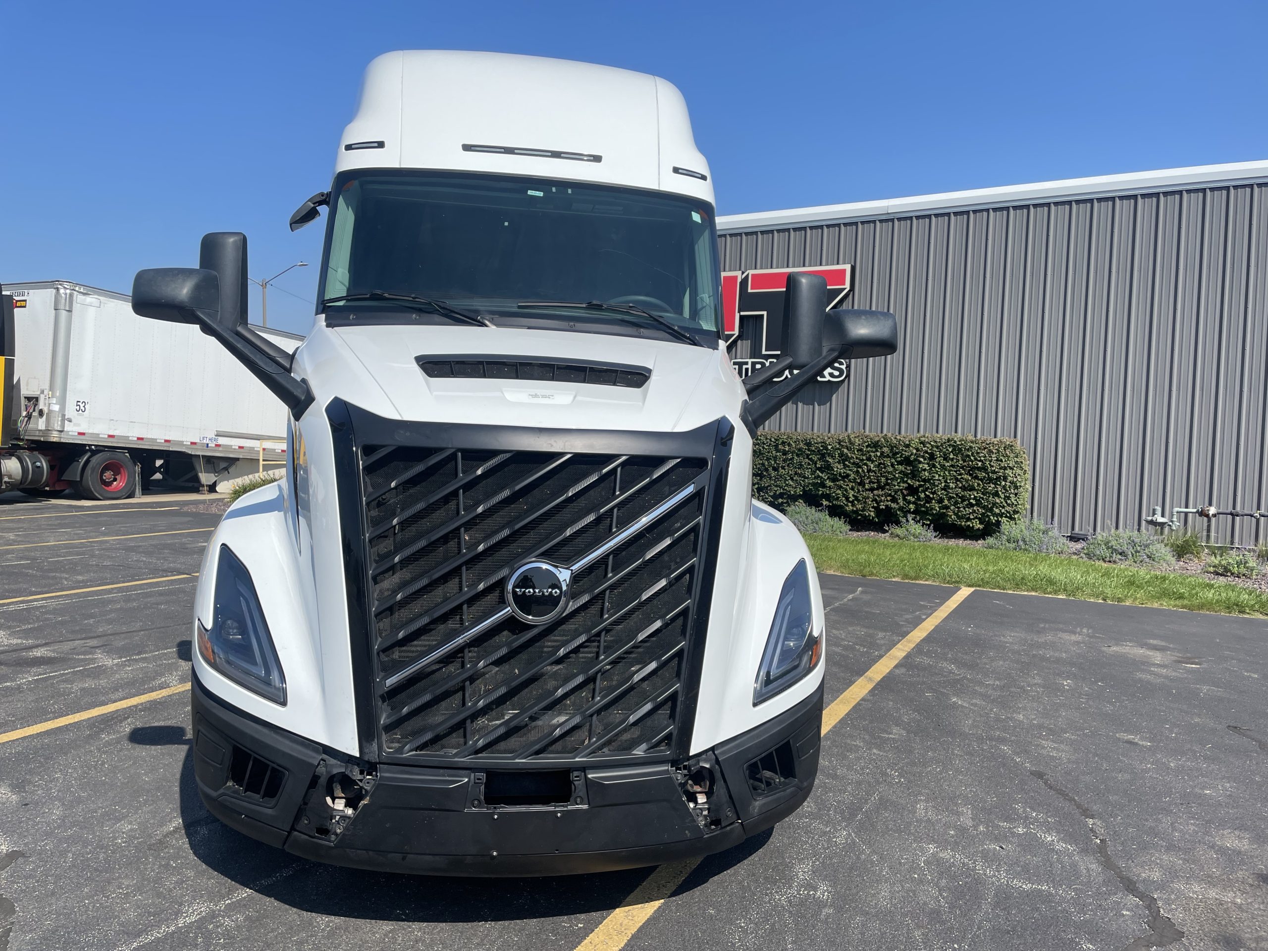 2026 VOLVO VNL660 2026 VOLVO VNL660 - image 2 of 6