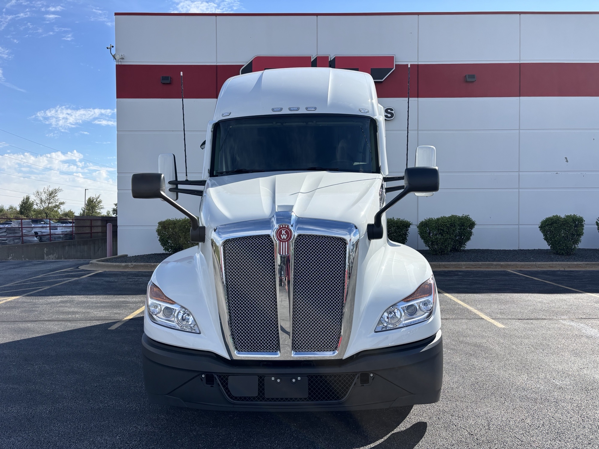 NEW 2027 KENWORTH T680 - image 2 of 6