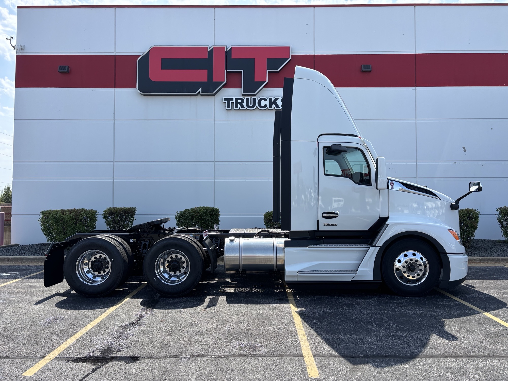 2027 Kenworth T680 in Mokena, IL — photo 4