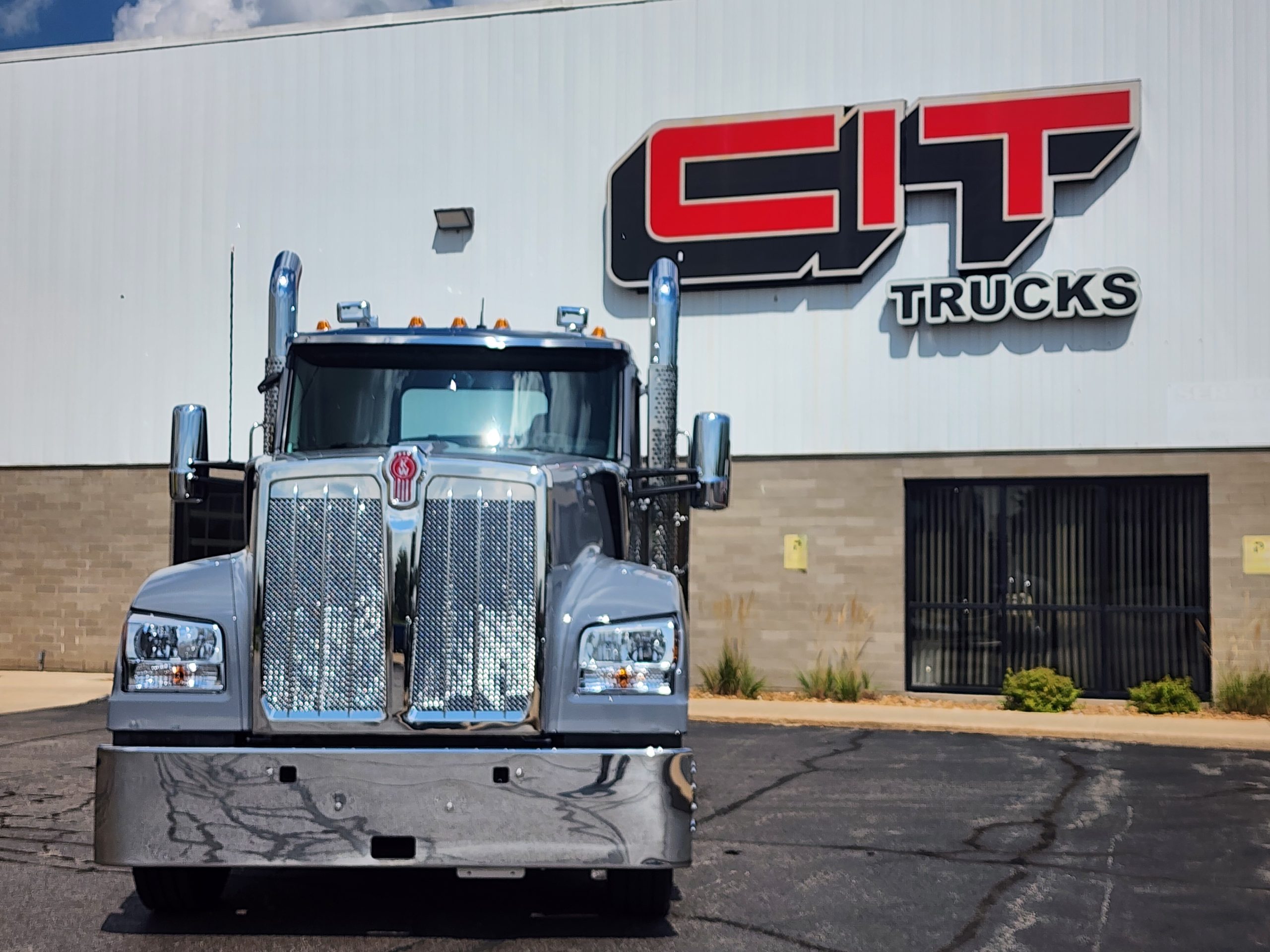 2027 Kenworth W990 in Rockford, IL — photo 2