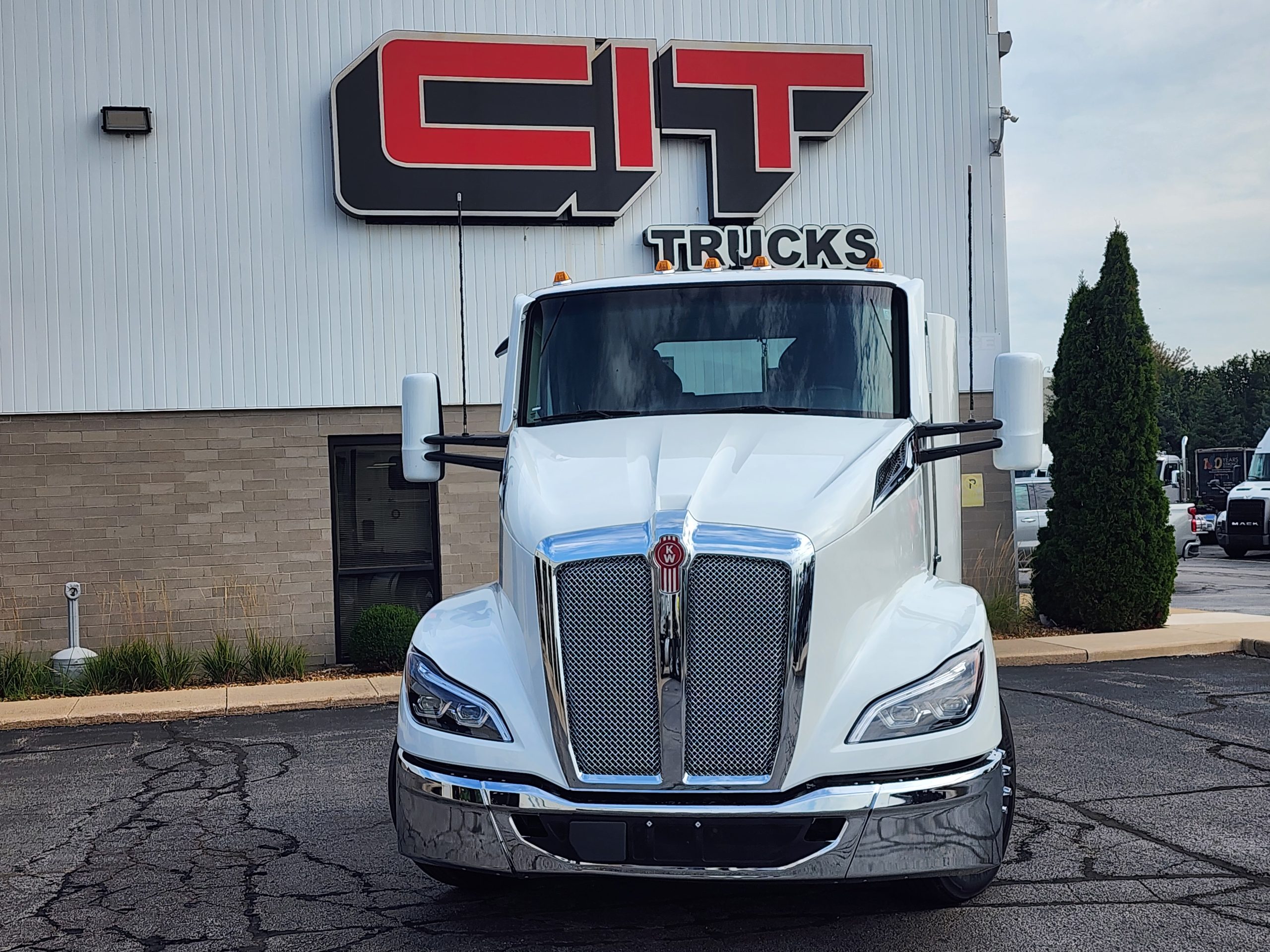 2025 Kenworth T680 in Rockford, IL — photo 2