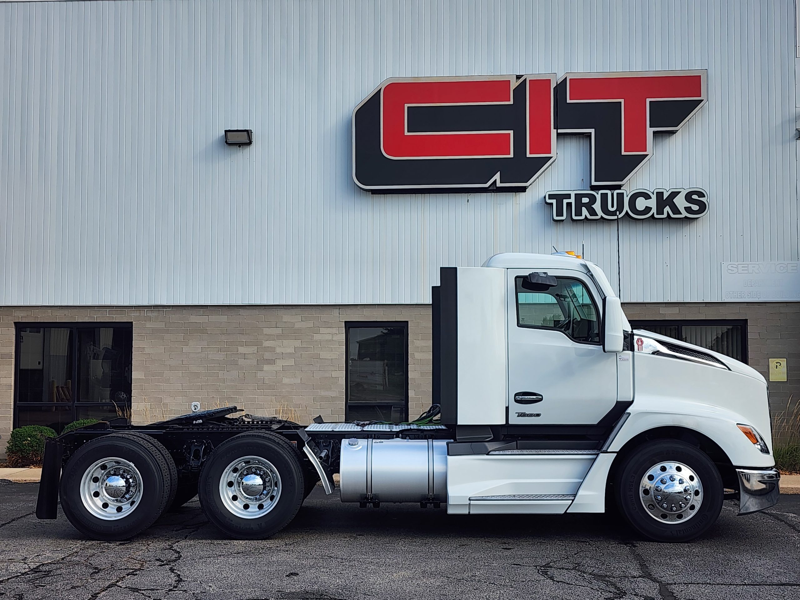 2025 Kenworth T680 in Rockford, IL — photo 4