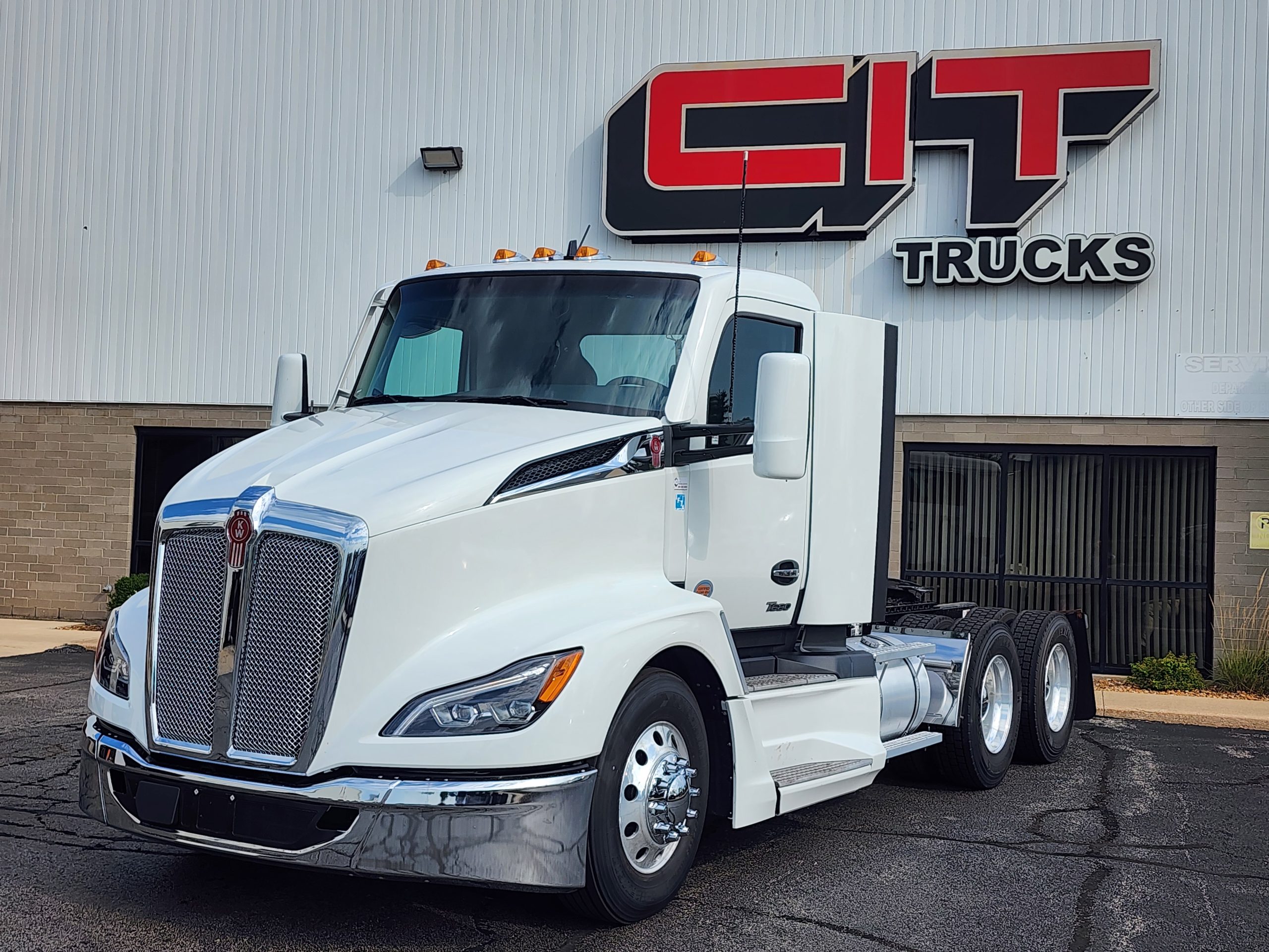 2025 Kenworth T680 in Rockford, IL — photo 3