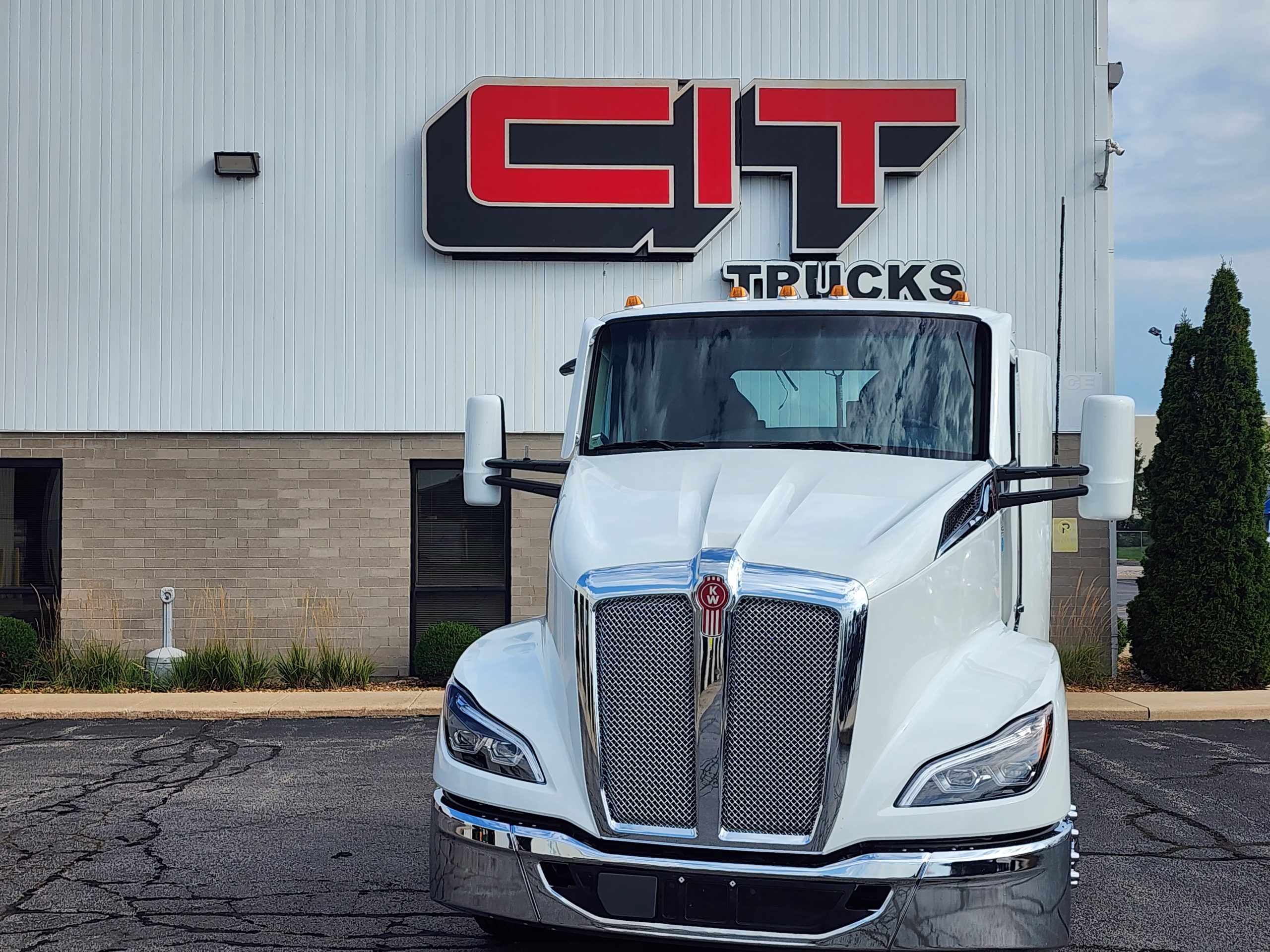 2025 Kenworth T680 in Rockford, IL — photo 2