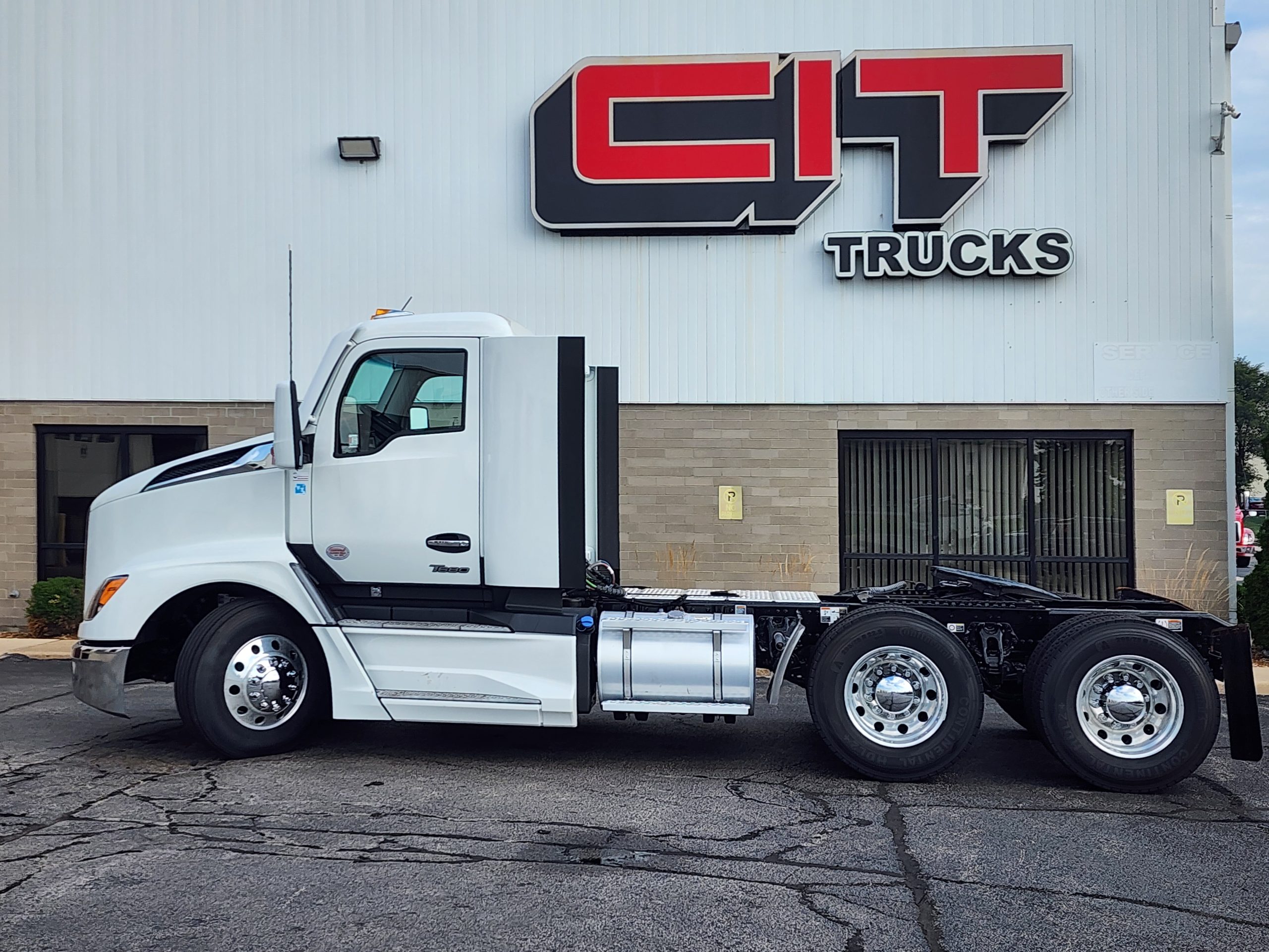2025 Kenworth T680 in Rockford, IL — photo 4